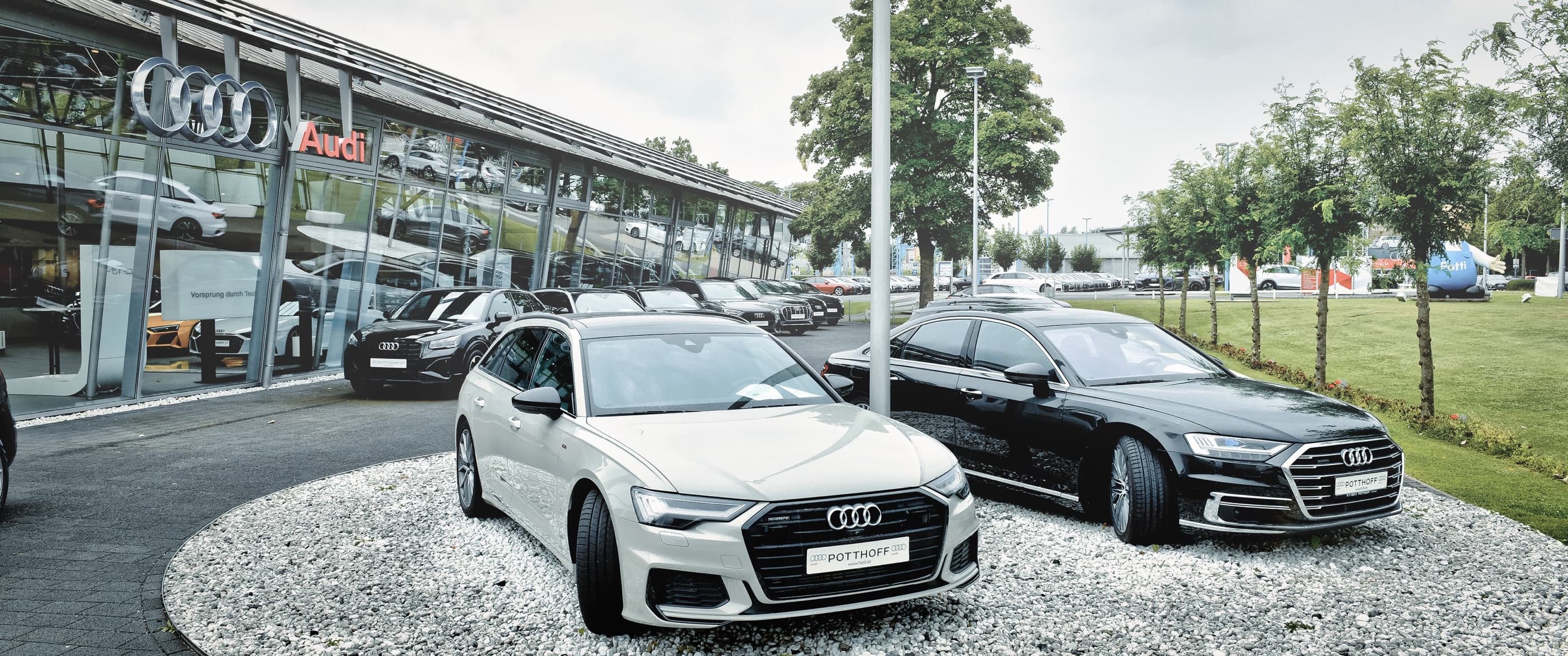 Herobild: Der neue Audi Q3 e-hybrid: Zwei Antriebe. Viele Möglichkeiten. Schon ab 333,- EU...