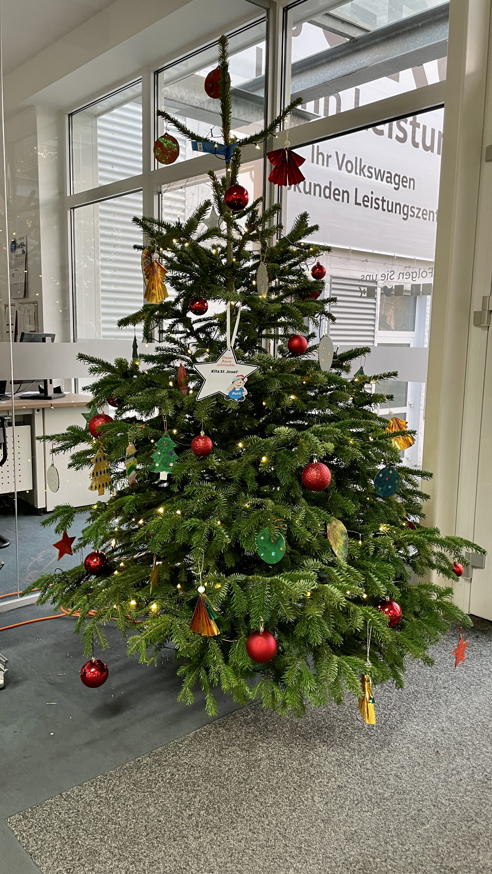 Kita-Weihnachtsbaum-Schmücken 2022. Jetzt liken und Gutes tun.