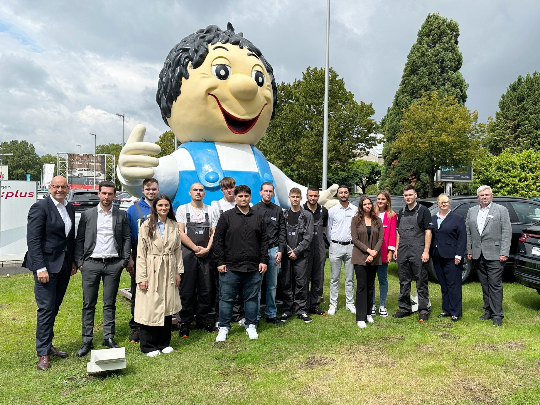 Ausbildungsstart 2023: Gleich 12 Azubis starten ihre Ausbildung im Autohaus POTTHOFF!