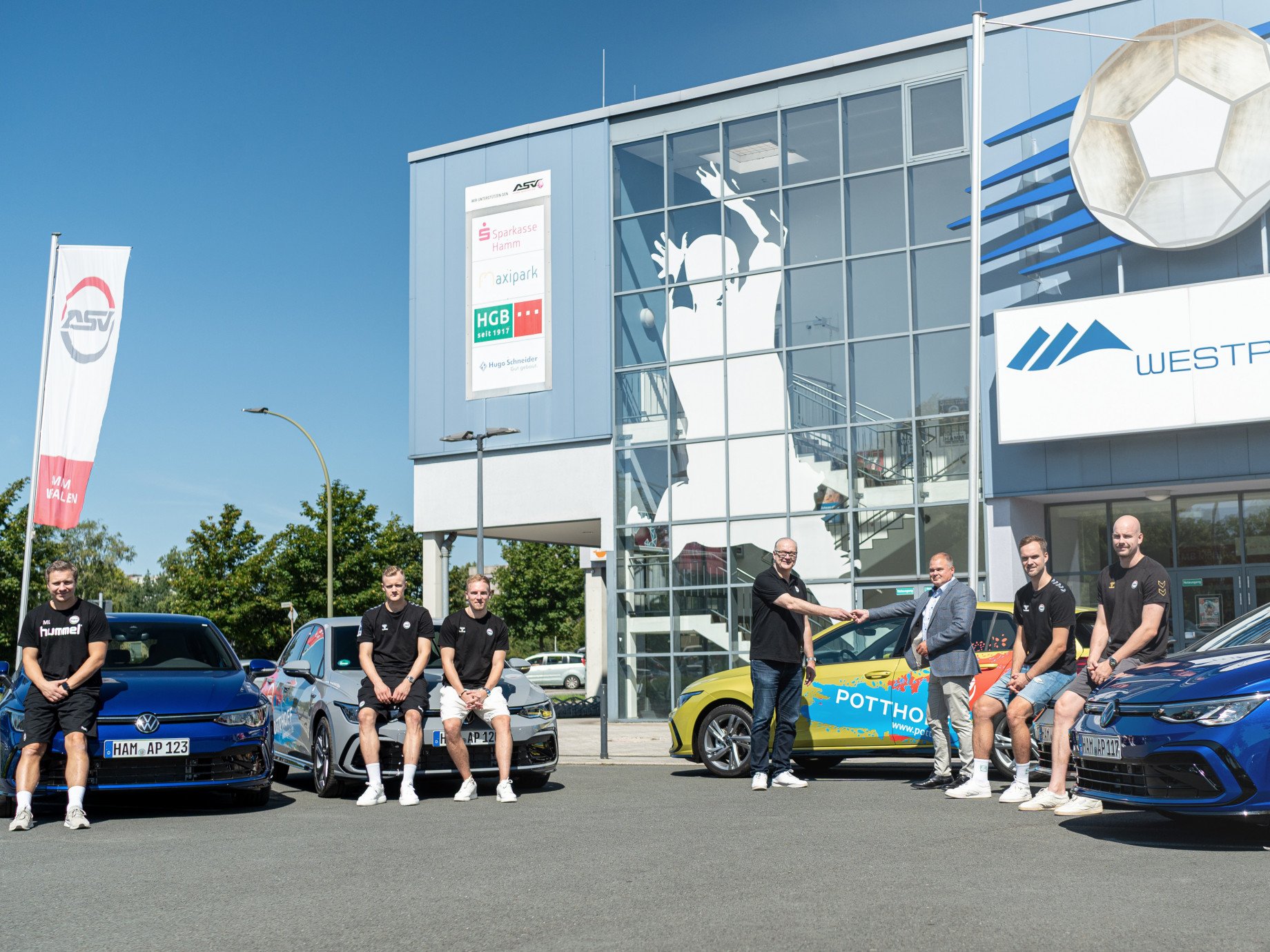 Autohaus POTTHOFF überreicht neue VW Golf VIII Modelle an ASV-Hamm Westfalen.
