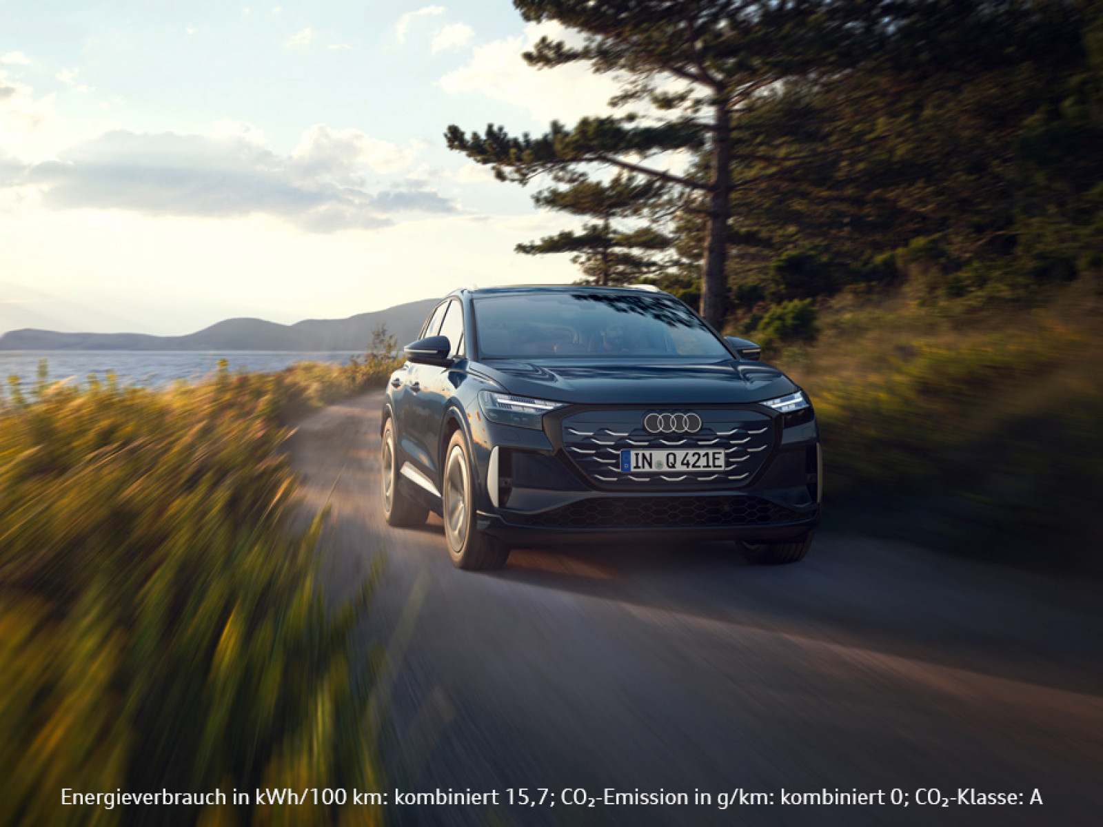 Illustration: Der neue Audi Q4 e-tron, ab 249,- €¹ mtl. bei POTTHOFF. Jeder Moment ein Upgrade.