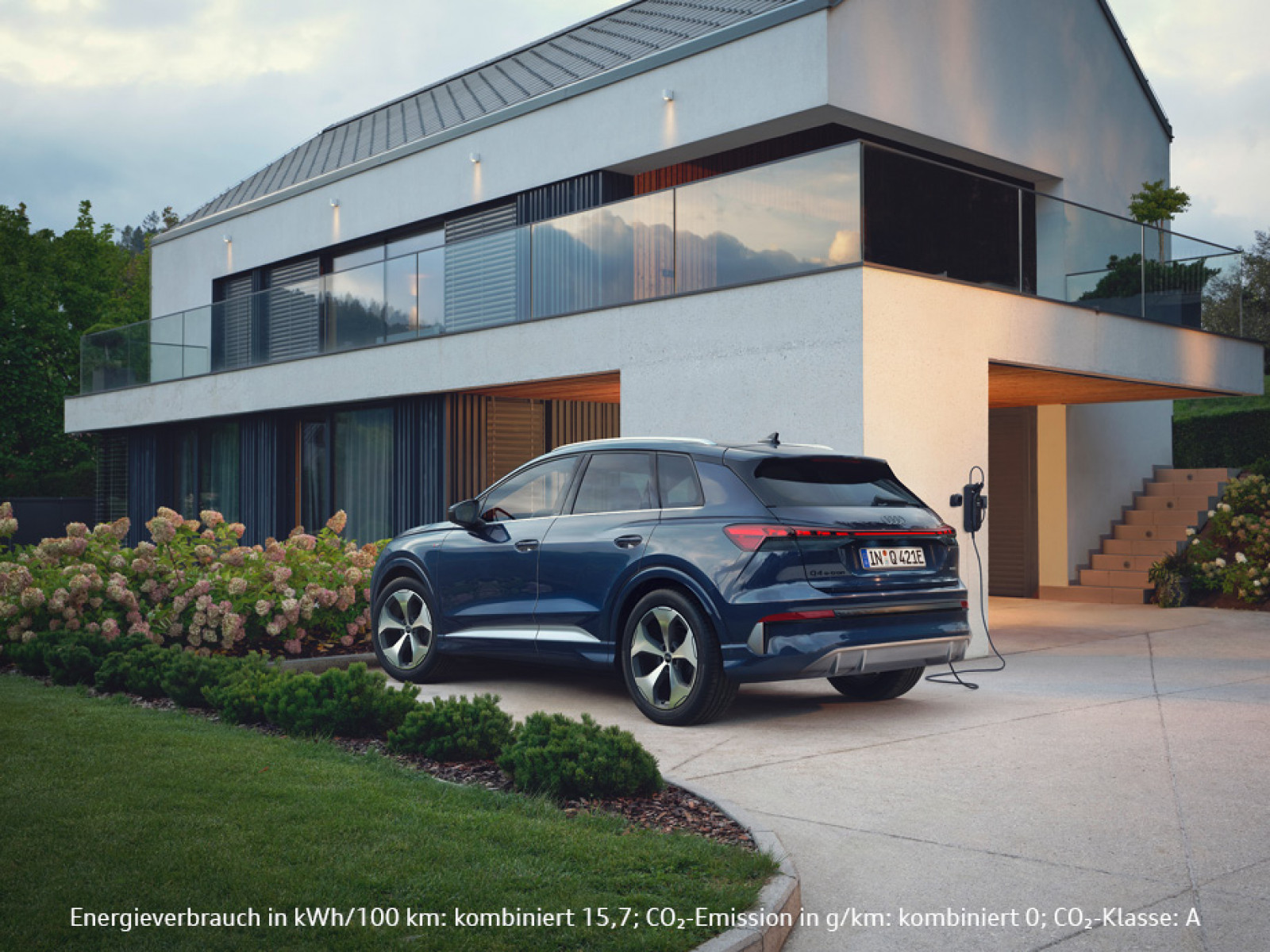 Illustration: Der neue Audi Q4 e-tron, ab 249,- €¹ mtl. bei POTTHOFF. Jeder Moment ein Upgrade.