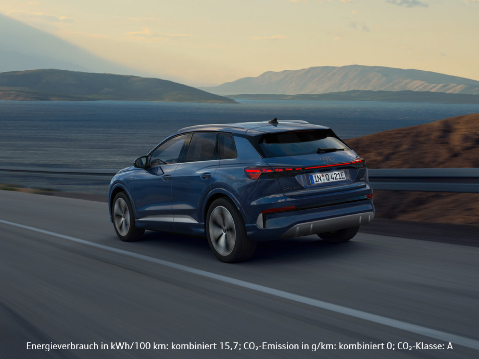 Illustration: Der neue Audi Q4 e-tron, ab 249,- €¹ mtl. bei POTTHOFF. Jeder Moment ein Upgrade.