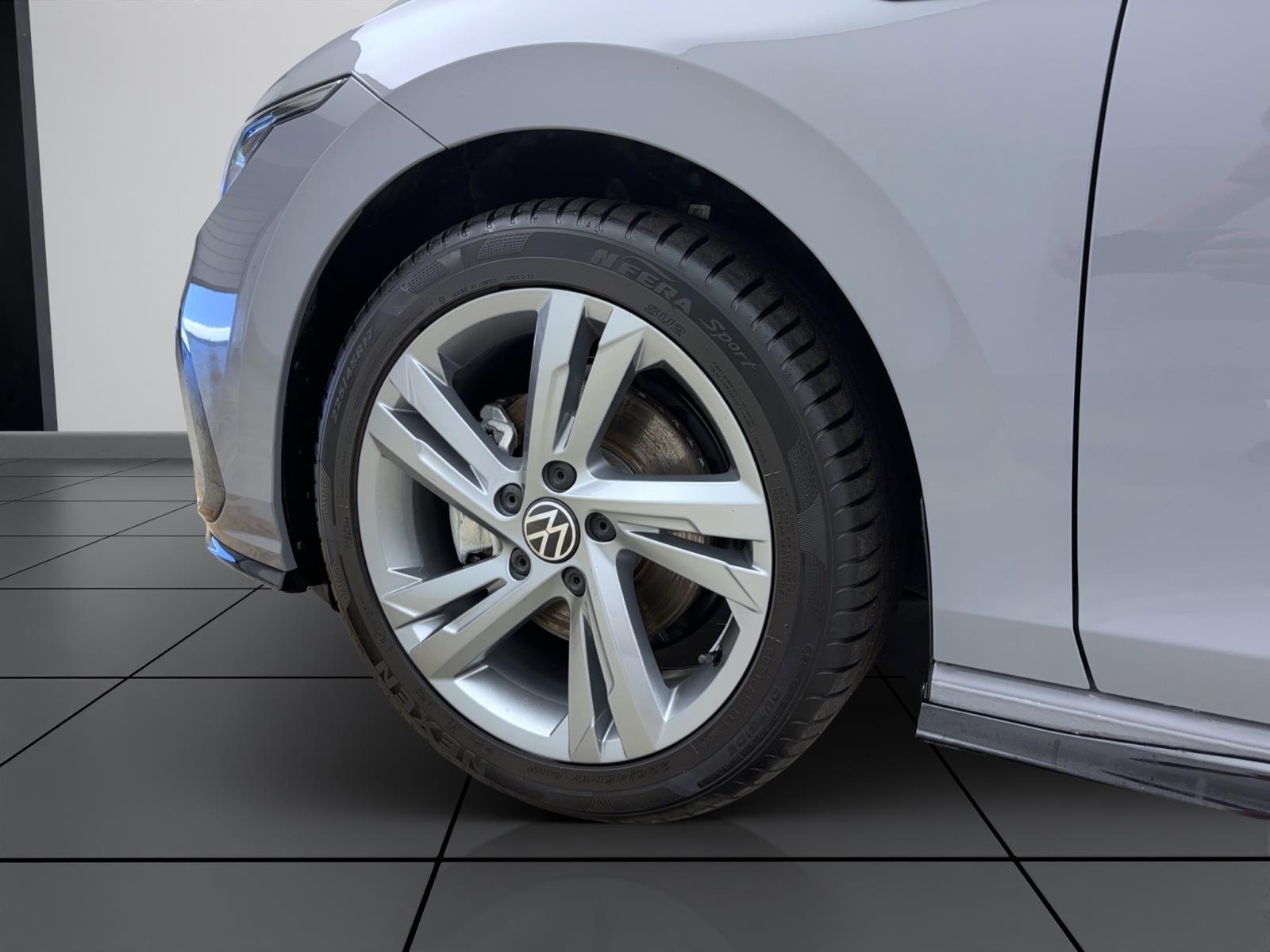 Volkswagen Golf 8 1.5 eTSI DSG R-LineAHK ACC PDC Kamera LED Navi Sitzhzg