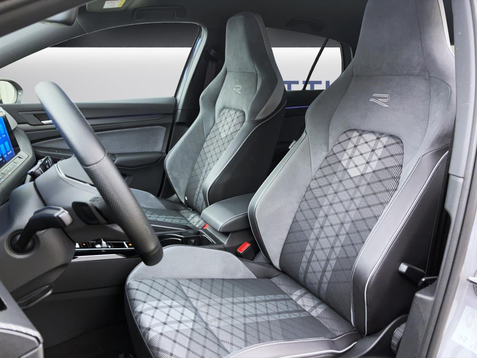 Volkswagen Golf 8 1.5 eTSI DSG R-LineAHK ACC PDC Kamera LED Navi Sitzhzg
