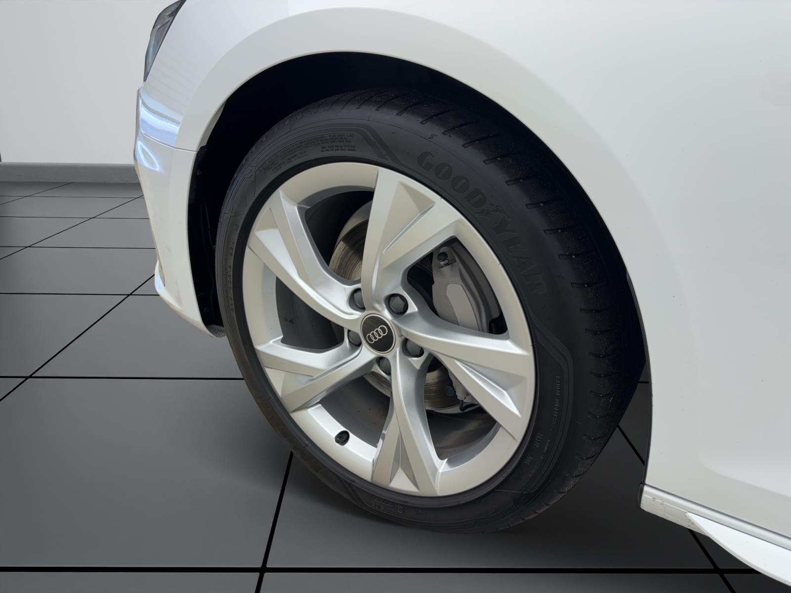 Audi A4 Avant 40 TDI S line AHK ACC Kamera Pano