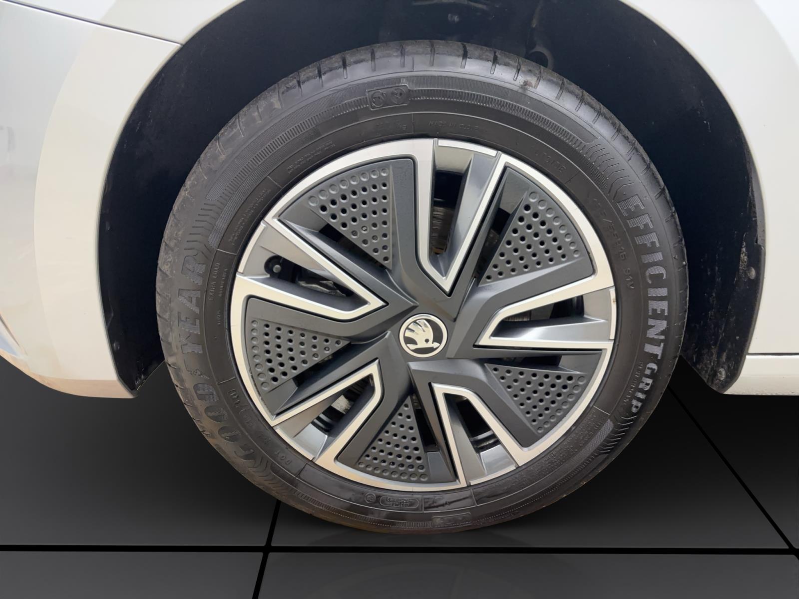 Skoda Fabia 1.0 TSI DSG Tour PDC Kamera LED Navi SmartLink Sitzhzg