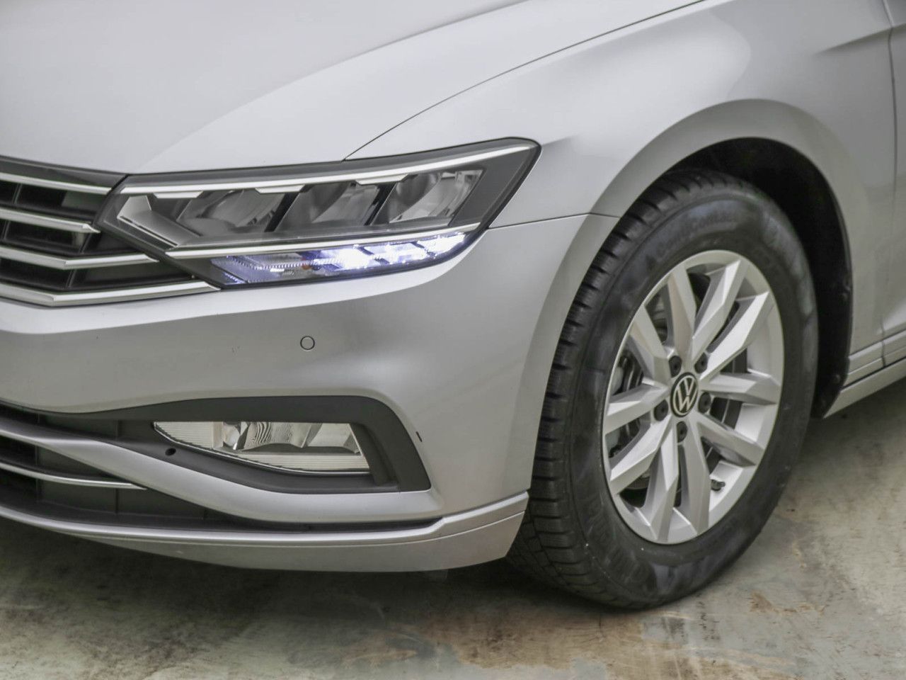 Volkswagen Passat Variant 2.0 TDI DSG BusinessAHK ACC PDC LED Navi App-Connect