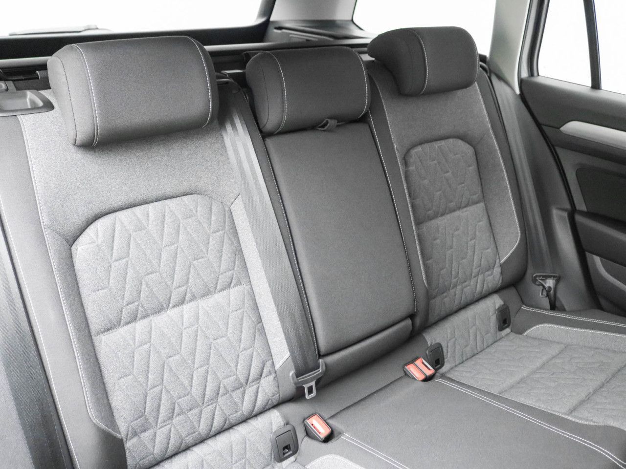 Volkswagen Passat Variant 2.0 TDI DSG BusinessAHK ACC PDC LED Navi App-Connect