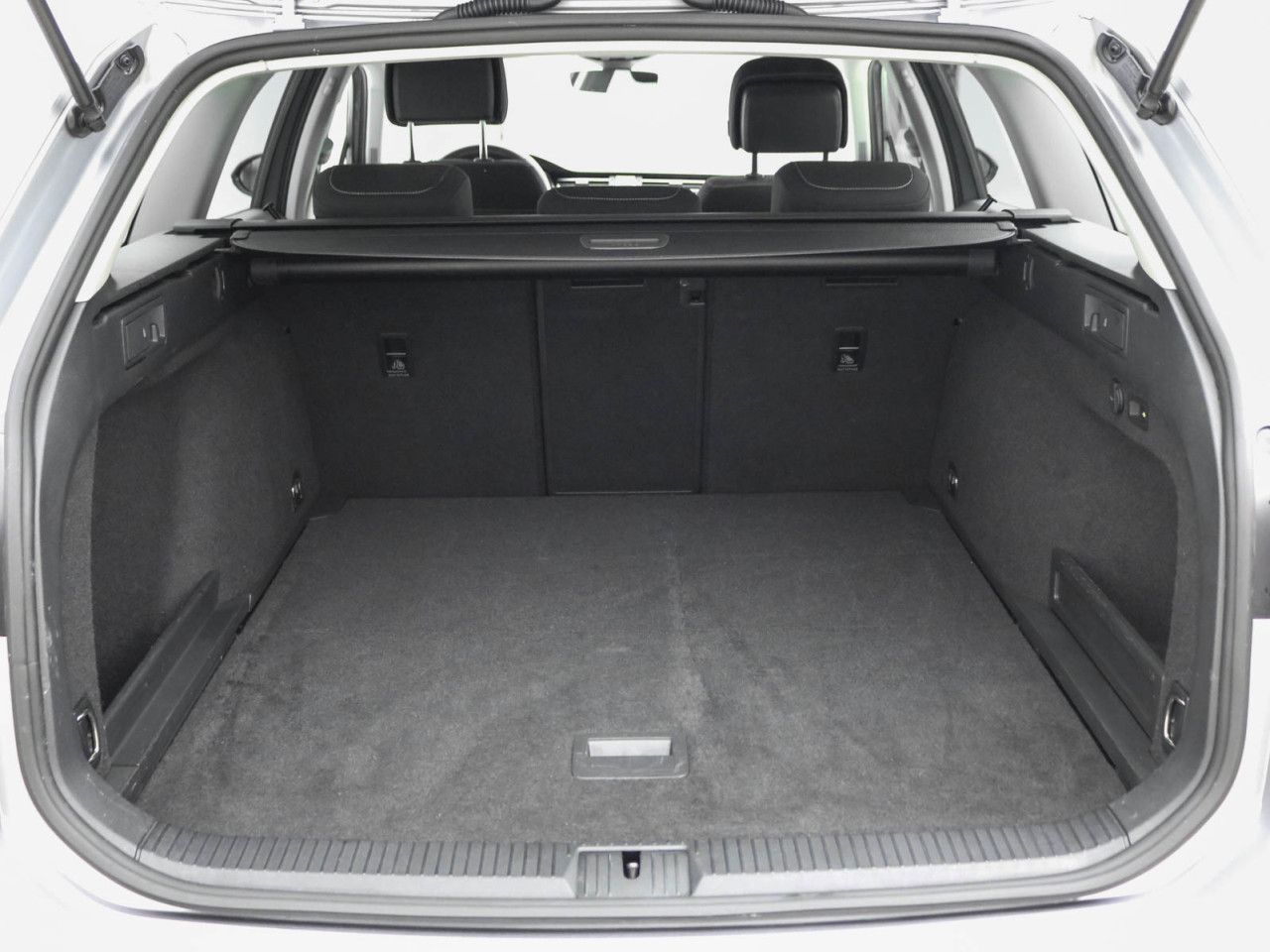 Volkswagen Passat Variant 2.0 TDI DSG BusinessAHK ACC PDC LED Navi App-Connect