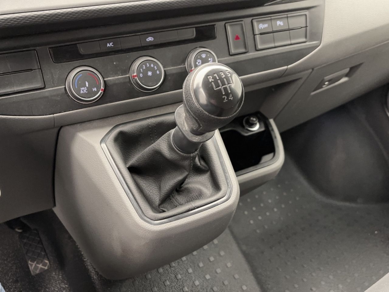 Volkswagen T6.1 Transporter Kasten 2,0 TDI Navi/AHK/Klima