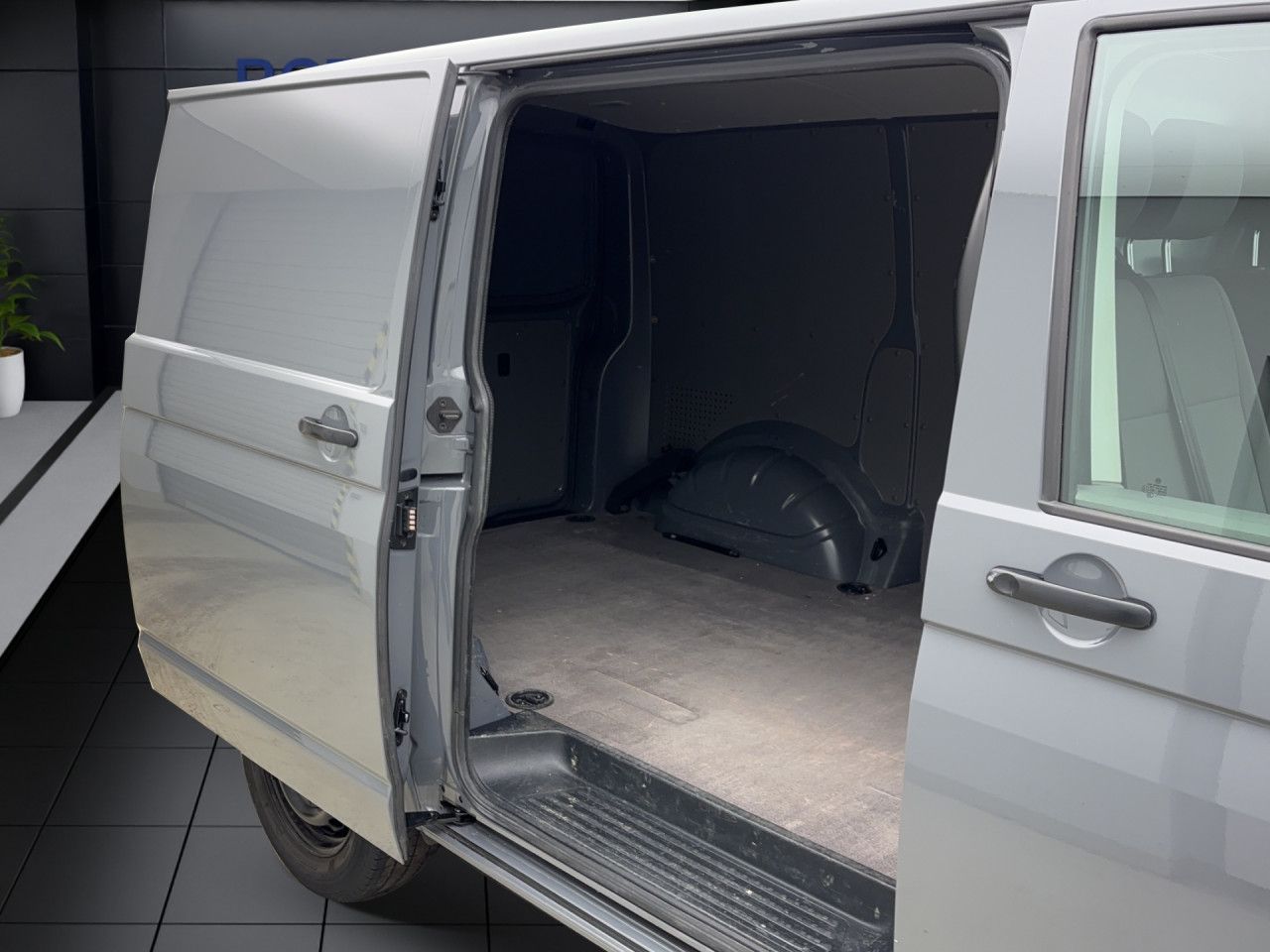 Volkswagen T6.1 Transporter Kasten 2,0 TDI Navi/AHK/Klima