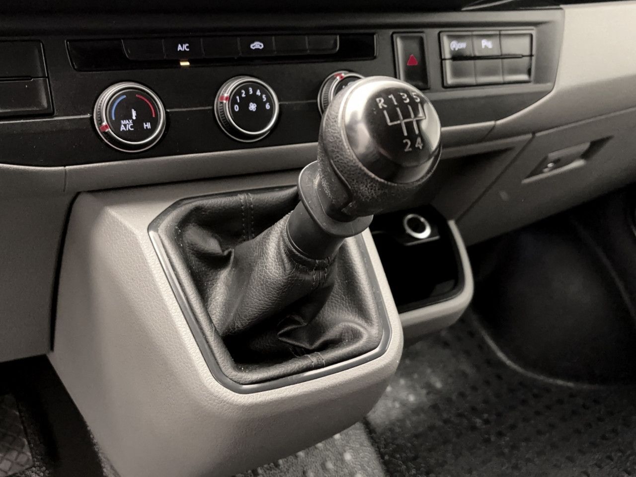 Volkswagen T6.1 Transporter Kasten 2,0 TDI Navi/AHK/Klima