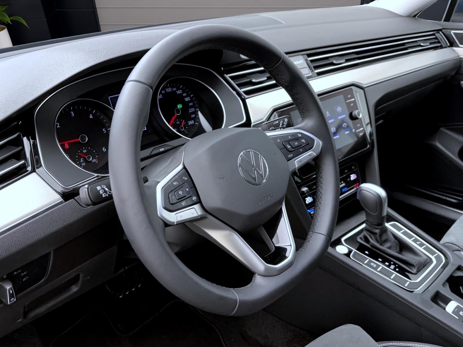 Volkswagen Passat Variant 2.0 TDI DSG Elegance AHK ACC PDC Kamera IQ.Light Navi