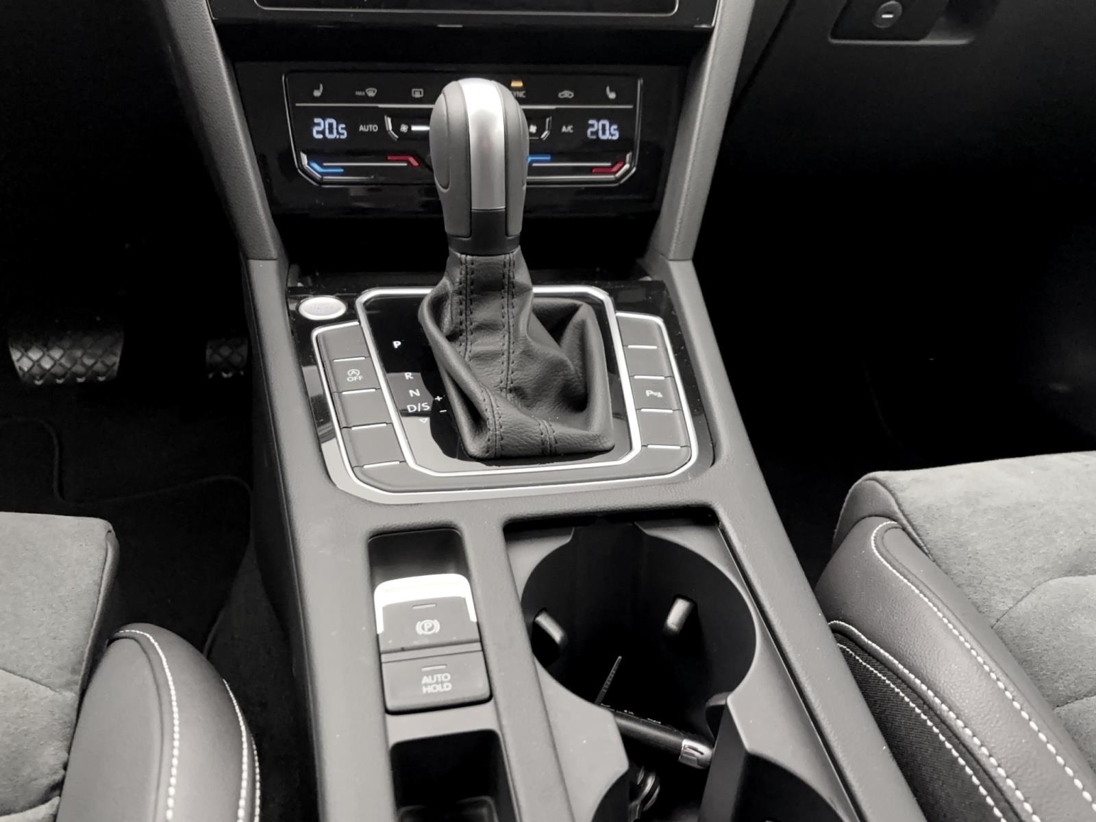 Volkswagen Passat Variant 2.0 TDI DSG Elegance AHK ACC PDC Kamera IQ.Light Navi