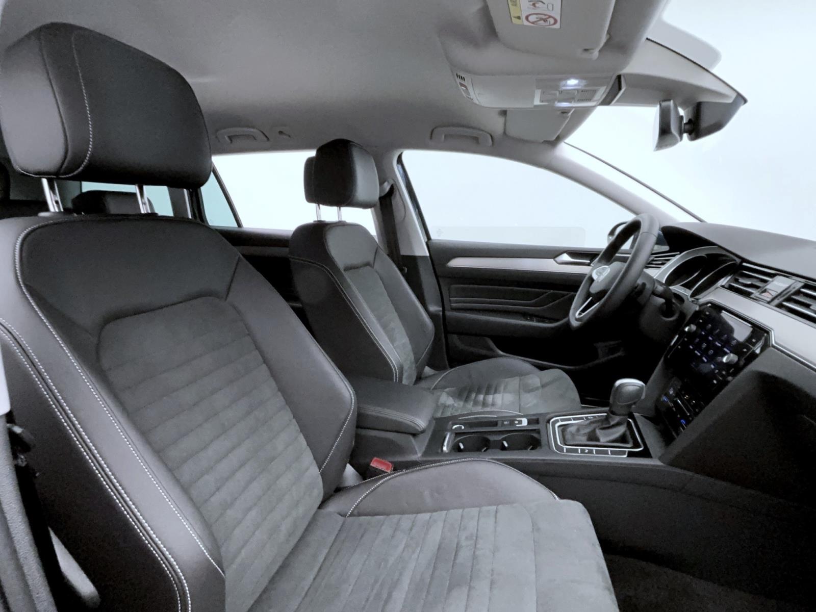 Volkswagen Passat Variant 2.0 TDI DSG Elegance AHK ACC PDC Kamera IQ.Light Navi