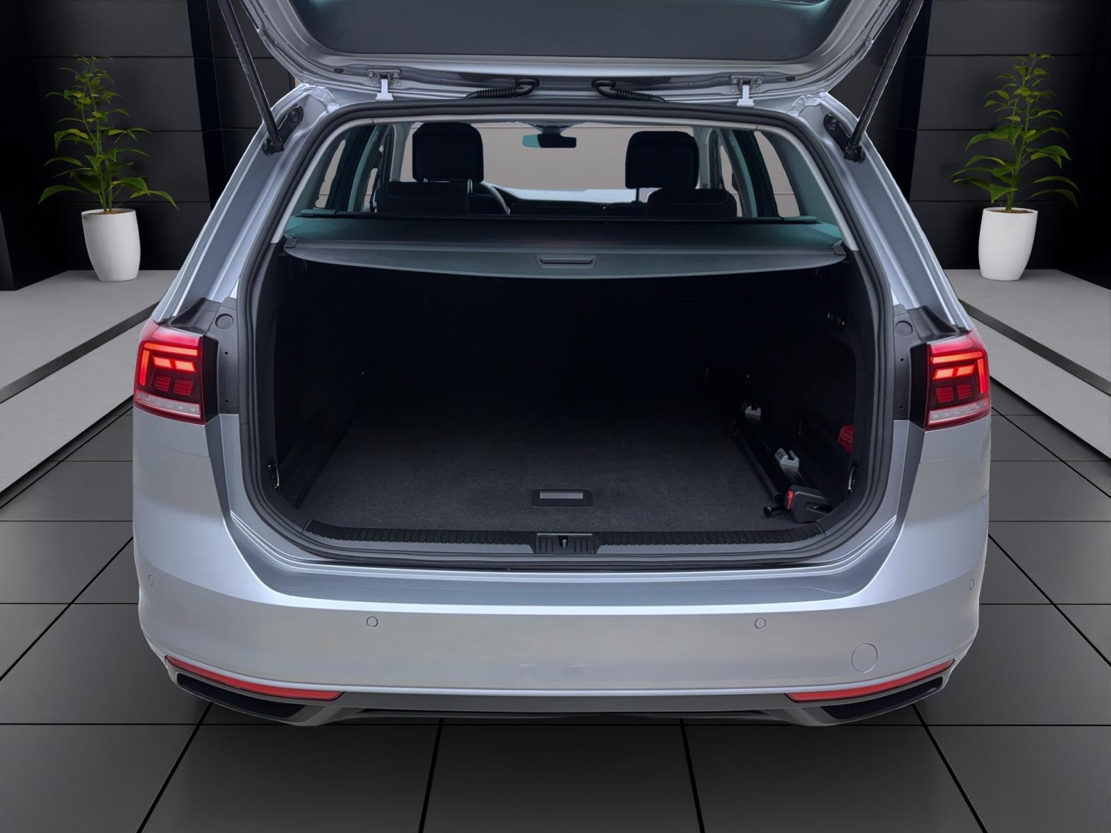 Volkswagen Passat Variant 1.5 TSI DSG Business Navi AHK ACC LED Sitzhzg