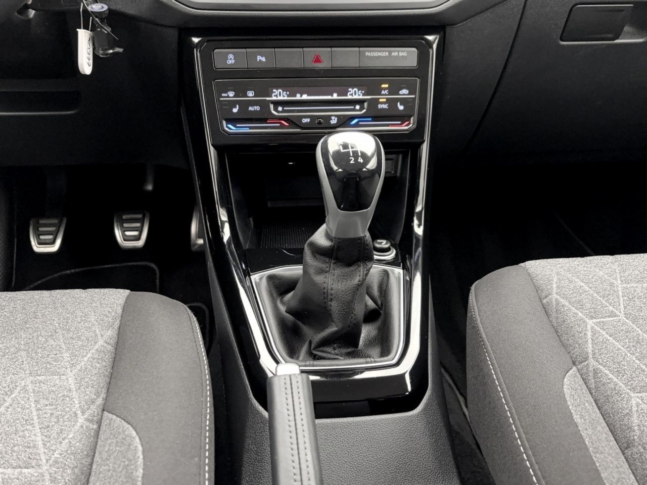 Volkswagen T-Cross 1.0 TSI Move Navi Sitzhzg FrontAssist PDC