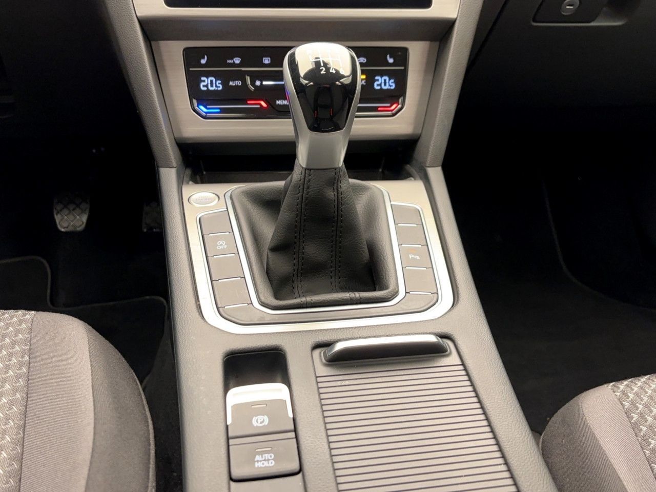 Volkswagen Passat Variant 2.0 TDI AHK PDC LED Navi AppConnect Winter