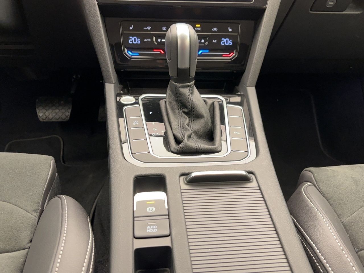 Volkswagen Passat Variant 2.0 TDI DSG Elegance Navi AHK ACC IQ.Light RearView