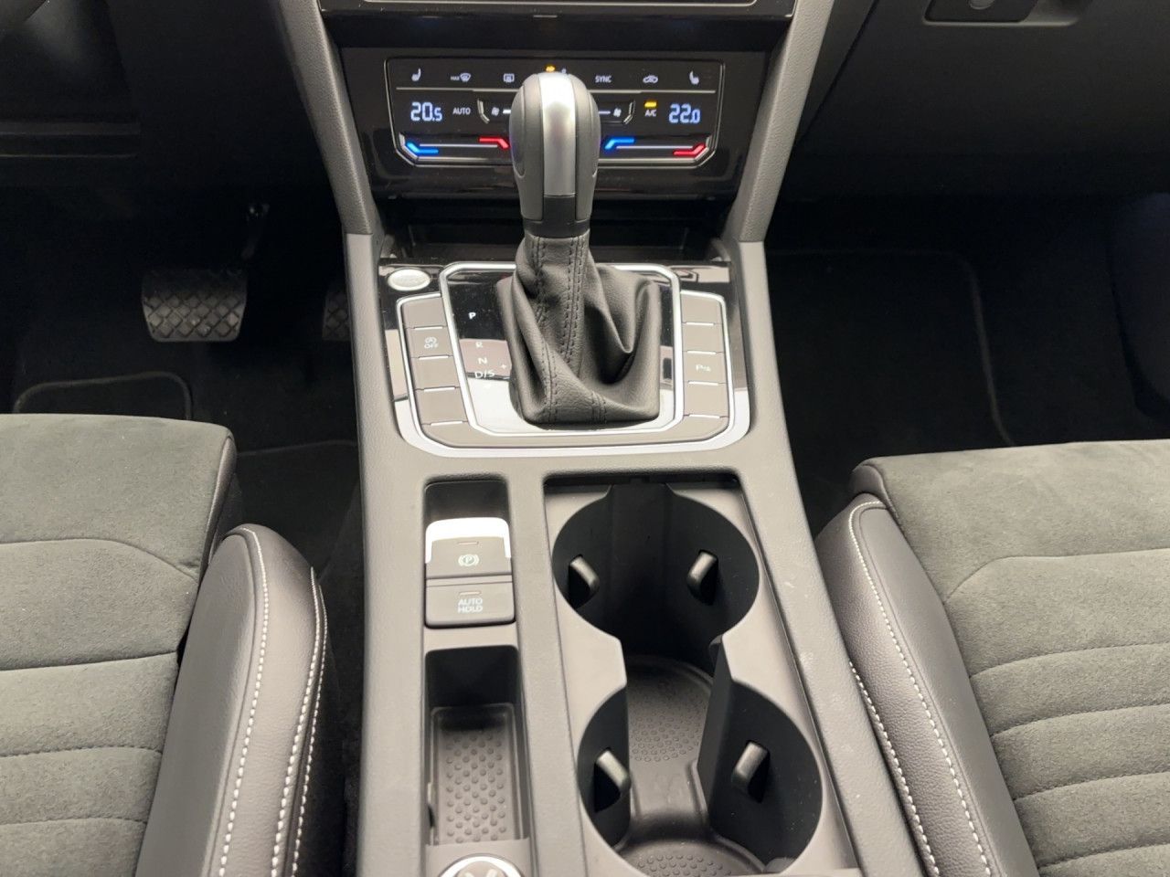 Volkswagen Passat Variant 2.0 TDI DSG Elegance AHK ACC PDC Kamera IQ.Light Navi