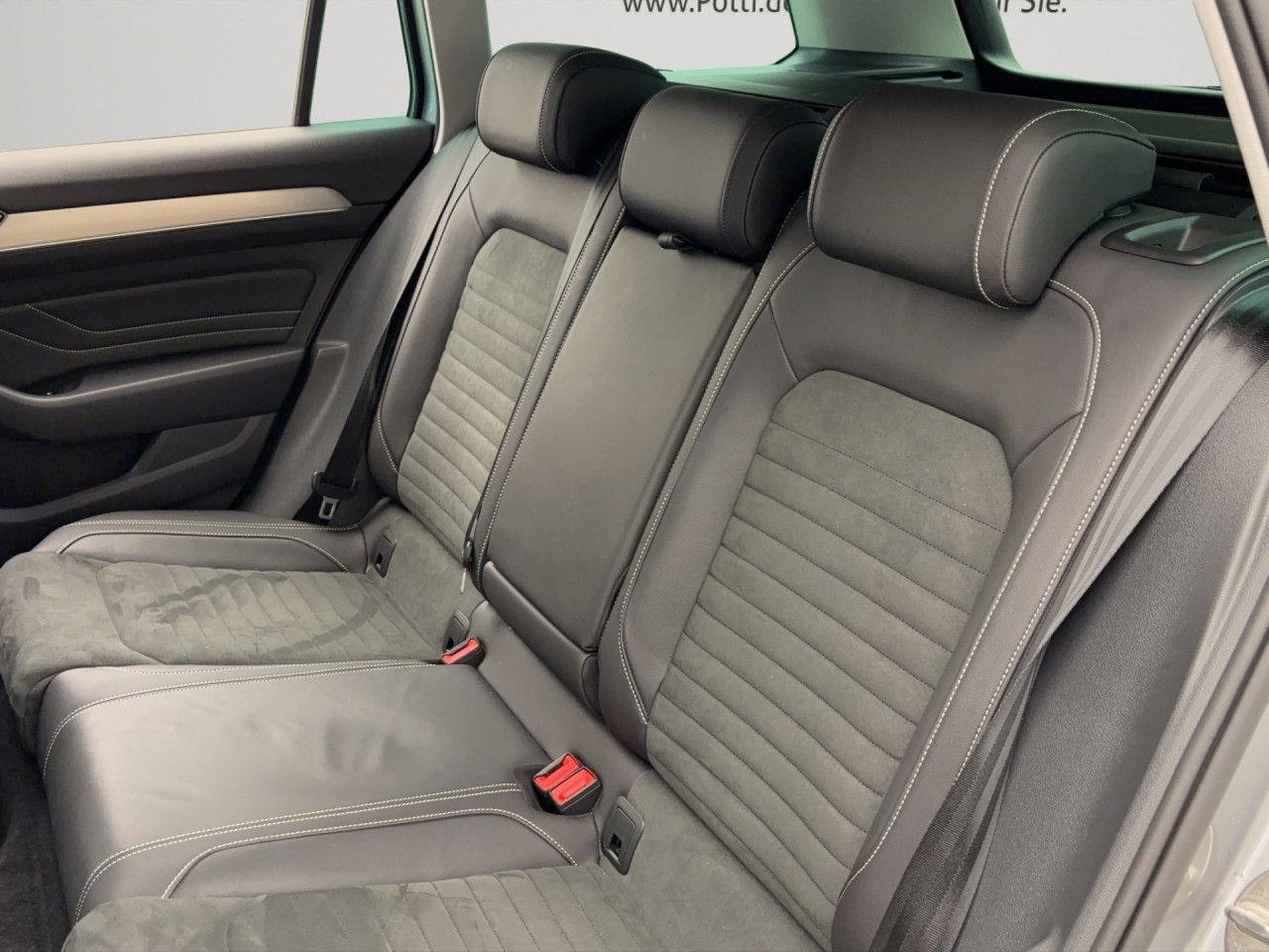 Volkswagen Passat Variant 2.0 TDI DSG Elegance AHK ACC PDC Kamera IQ.Light Navi