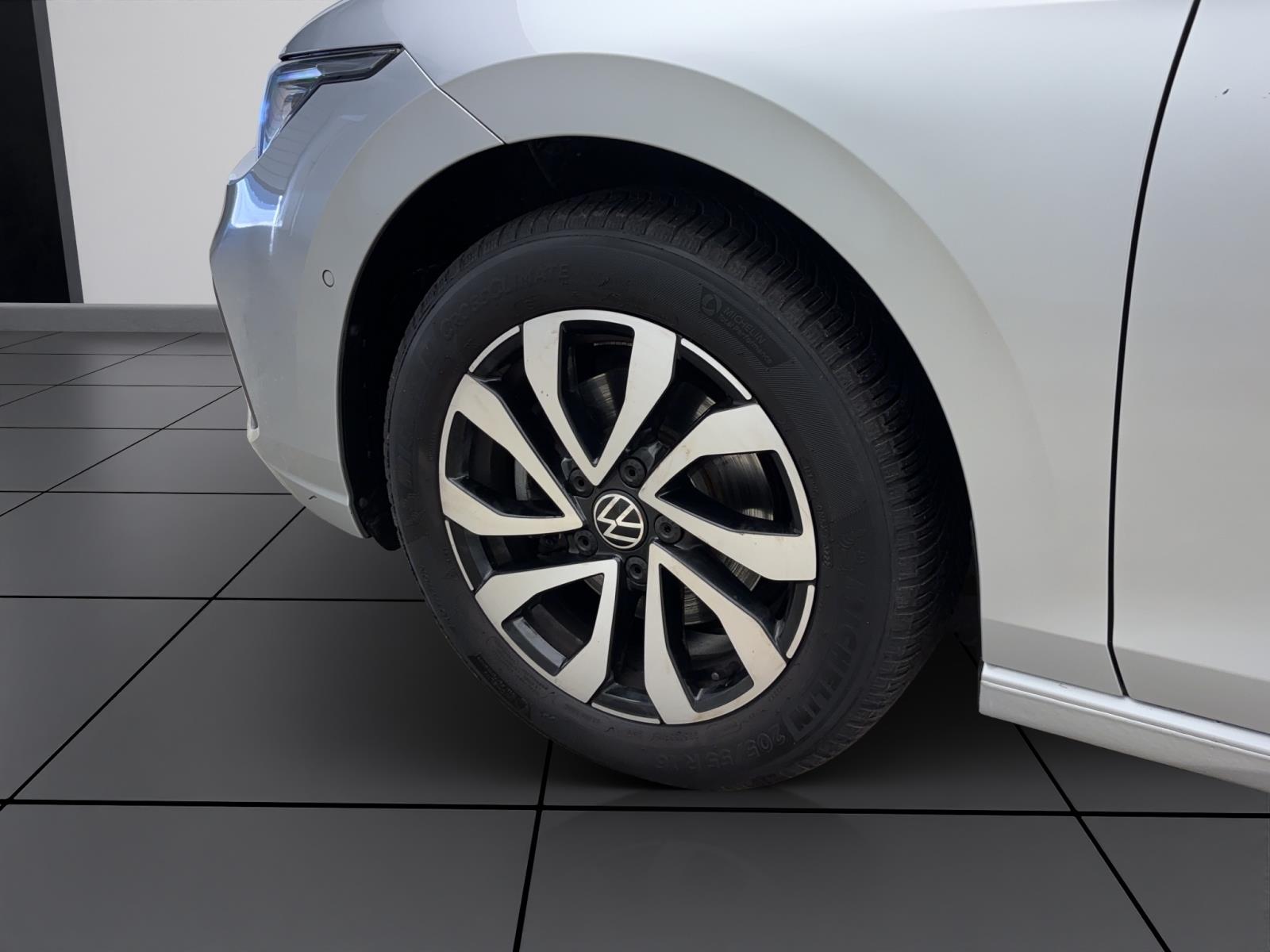 Volkswagen Golf 8 1.5 TSI ActiveStandhzg IQ.Drive LED+ Navi