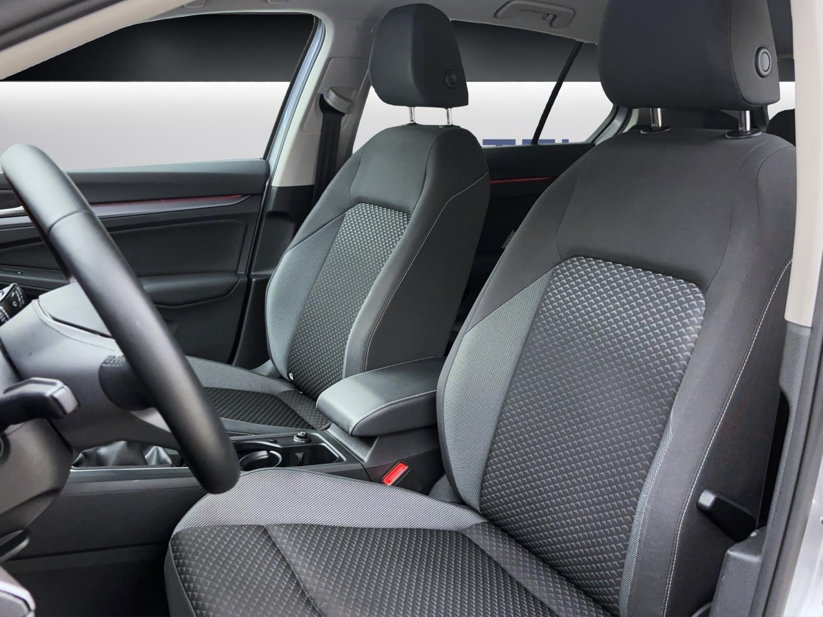 Volkswagen Golf 8 1.5 TSI ActiveStandhzg IQ.Drive LED+ Navi