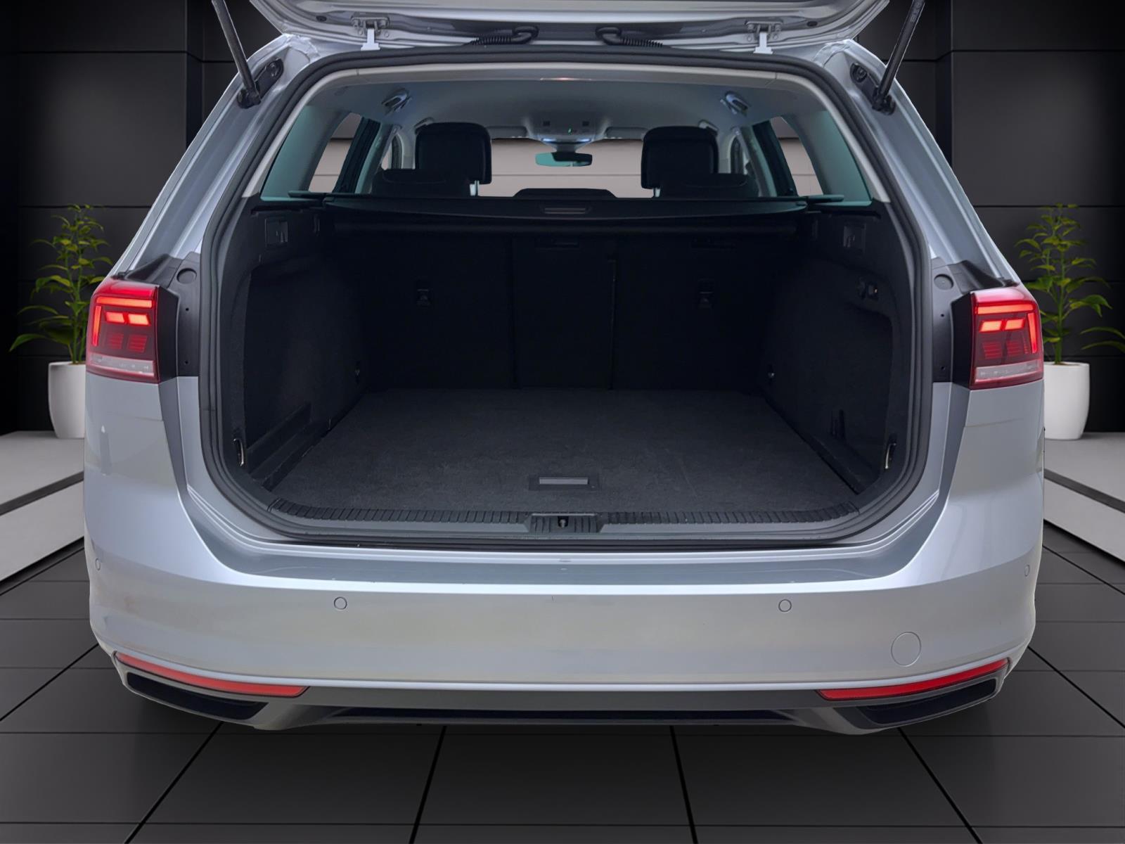 Volkswagen Passat Variant 1.5 TSI DSG BUSINESS AHK NAVI ACC LED