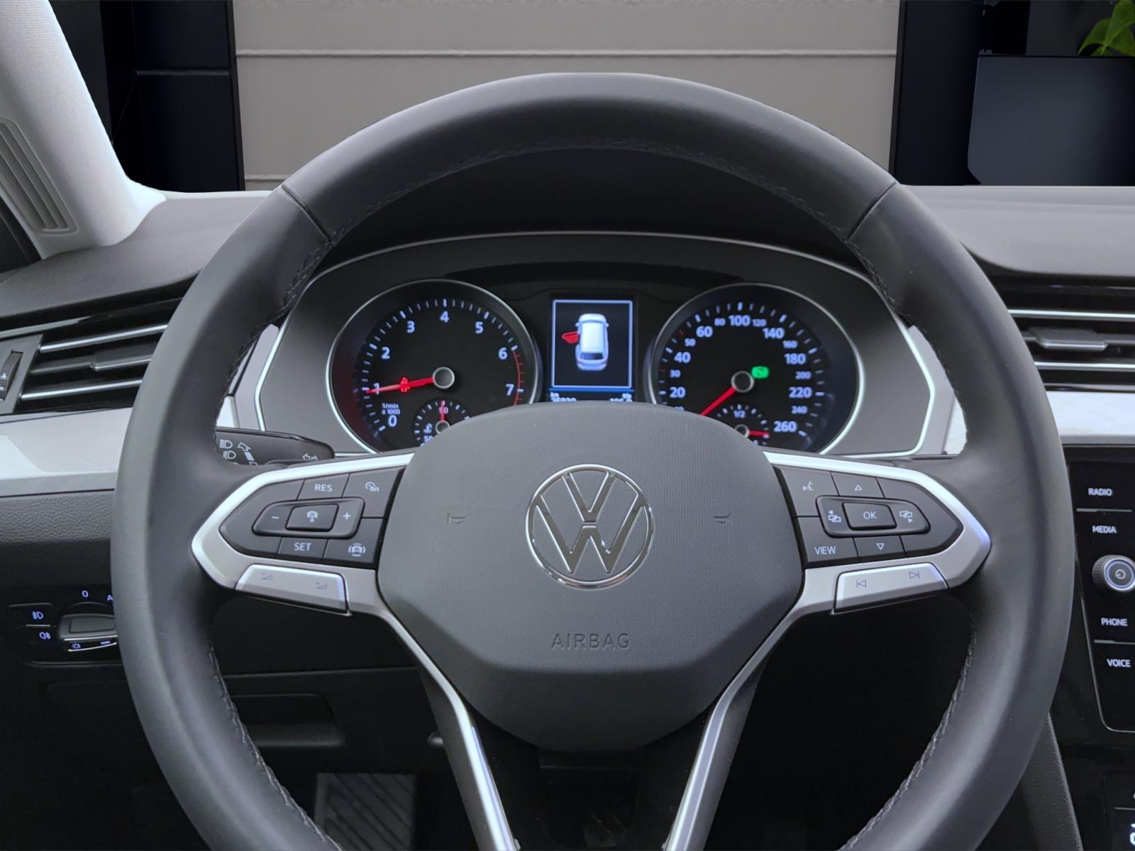Volkswagen Passat Variant 1.5 TSI DSG BUSINESS AHK NAVI ACC LED