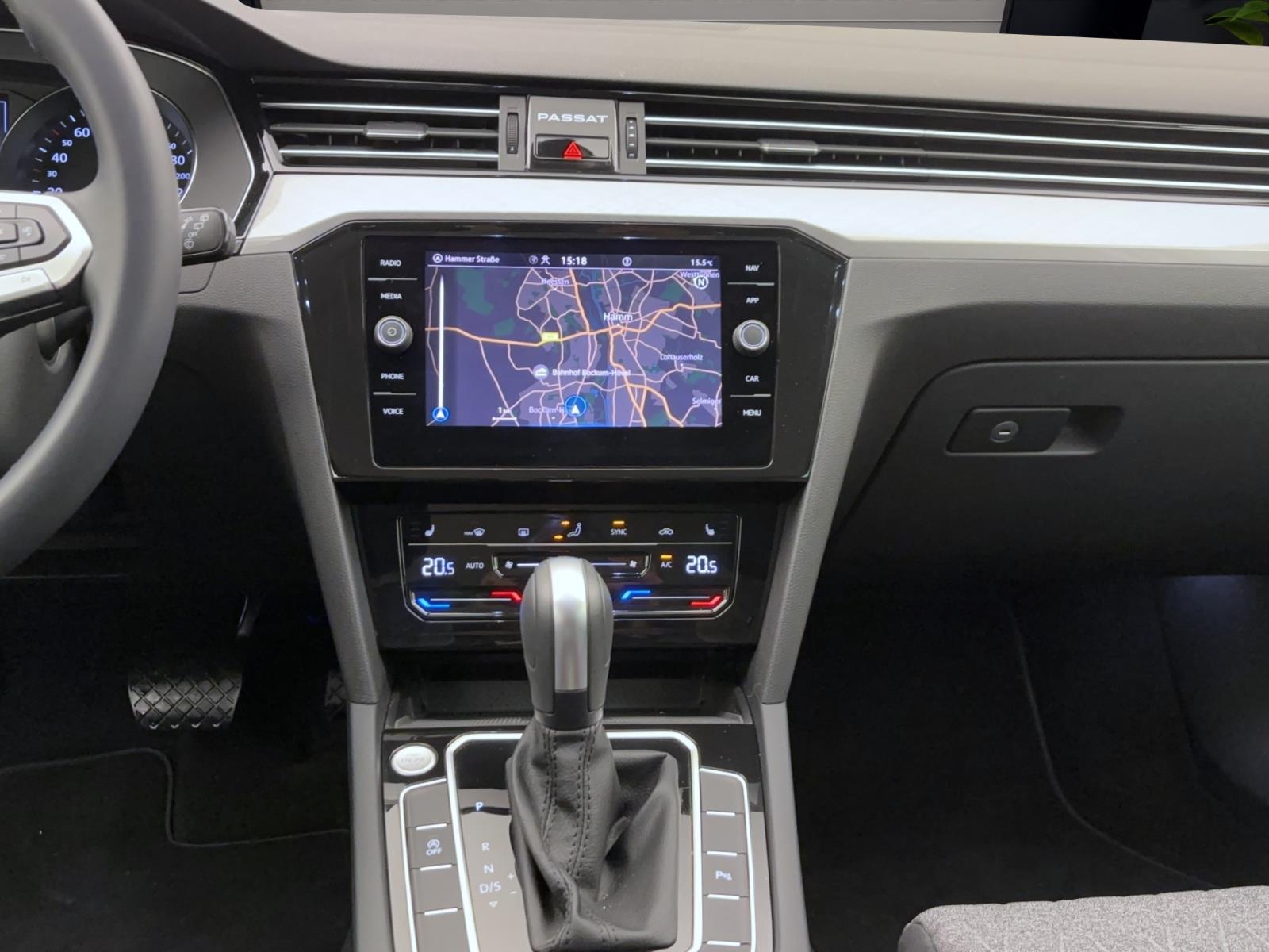 Volkswagen Passat Variant 1.5 TSI DSG BUSINESS AHK NAVI ACC LED