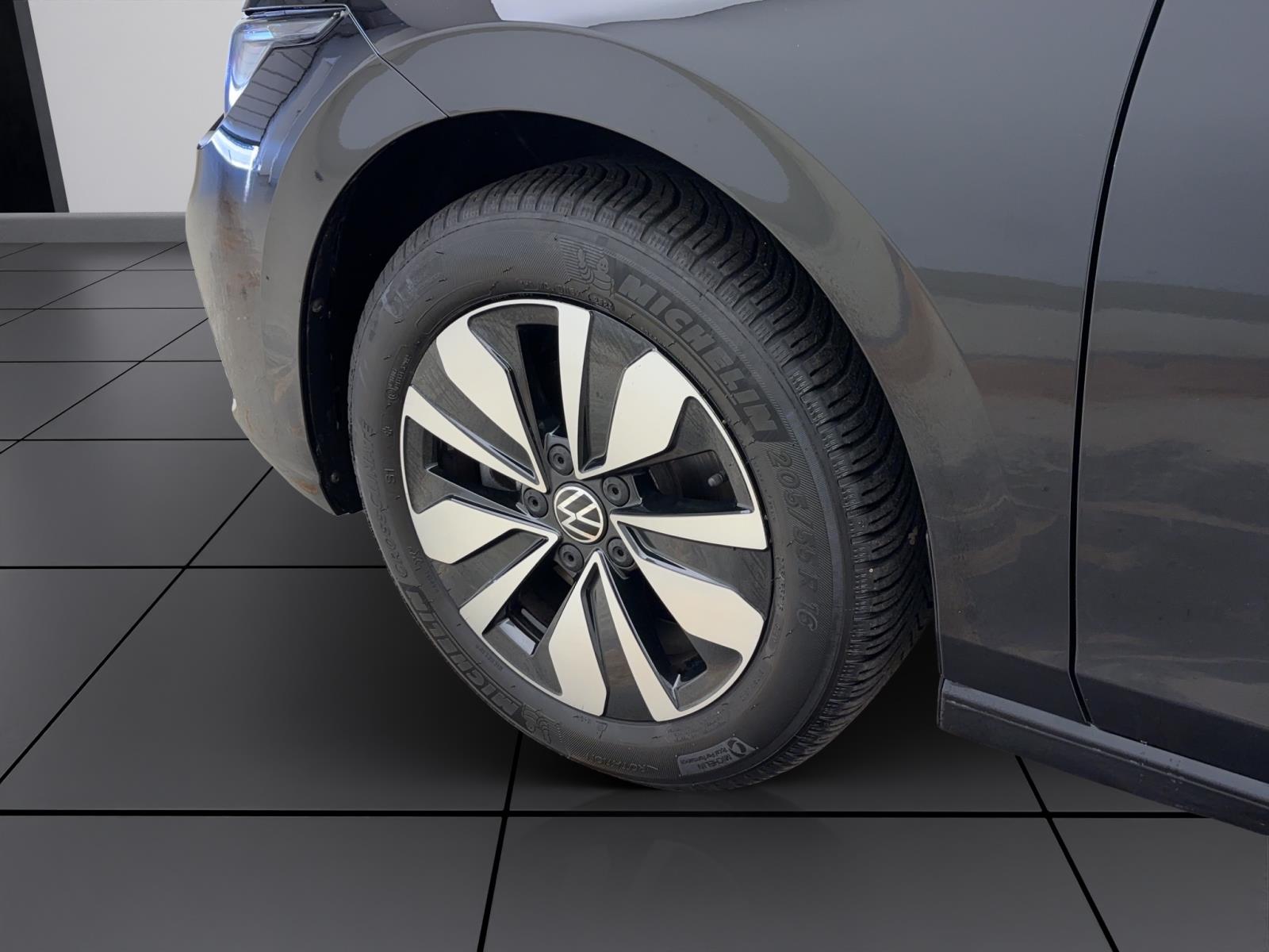 Volkswagen Golf 2.0 TDI DSG MOVE NAVI AHK LED ACC KAMERA