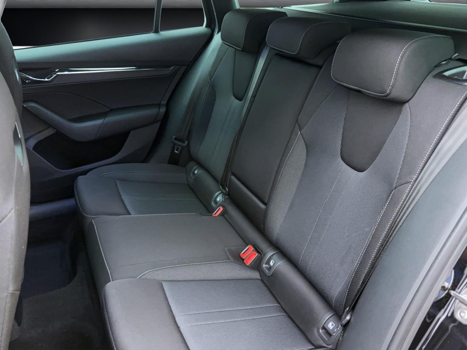 Skoda Octavia Combi 2.0 TDI DSG SportlineAHK LED Sitzhzg LaneAssist