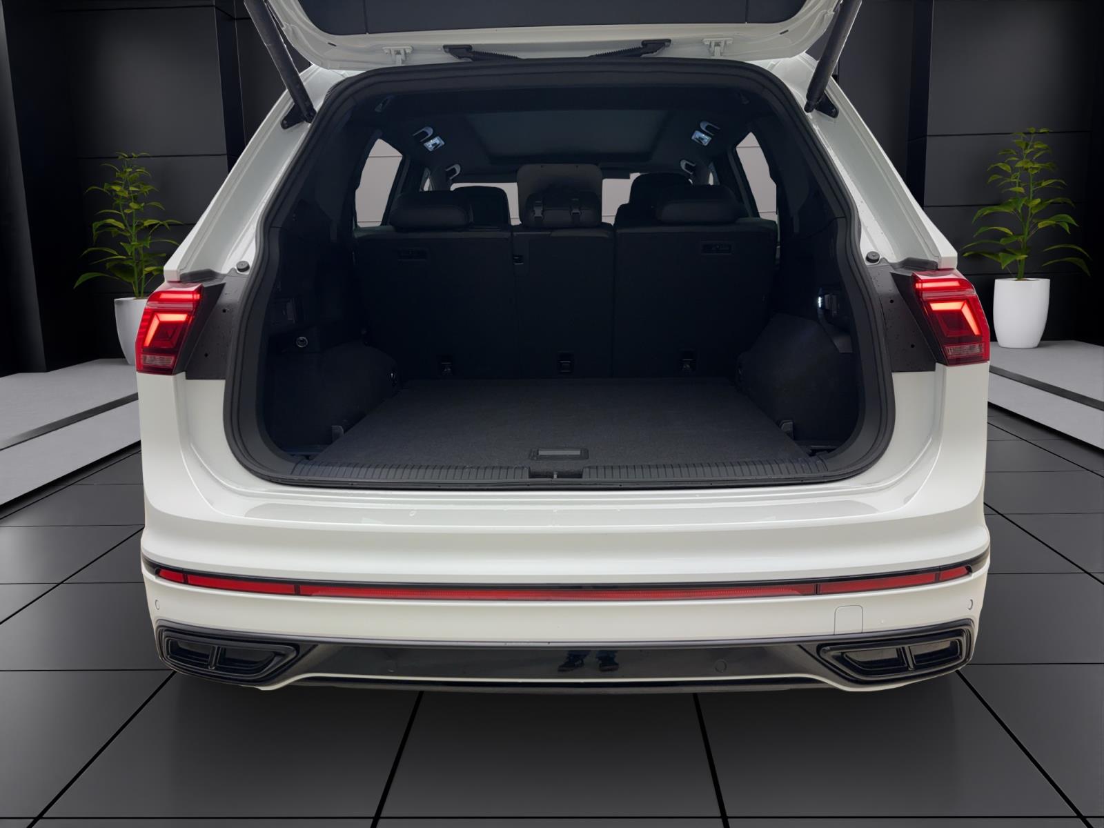 Volkswagen Tiguan Allspace 2.0 TDI DSG R-Line Black Style 4MotionPano AHK ACC DCC AreaView IQ.Light