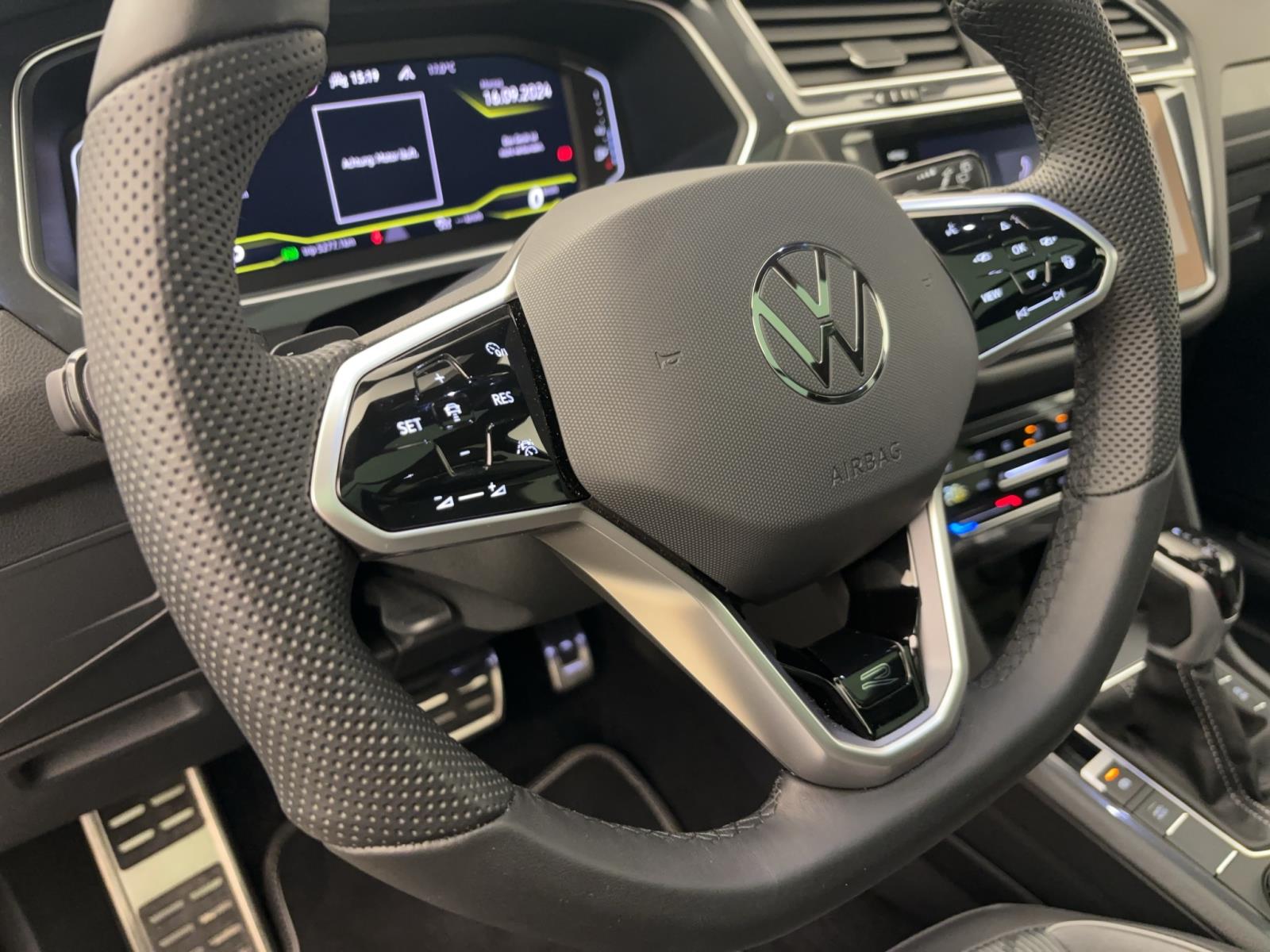 Volkswagen Tiguan Allspace 2.0 TDI DSG R-Line Black Style 4MotionPano AHK ACC DCC AreaView IQ.Light