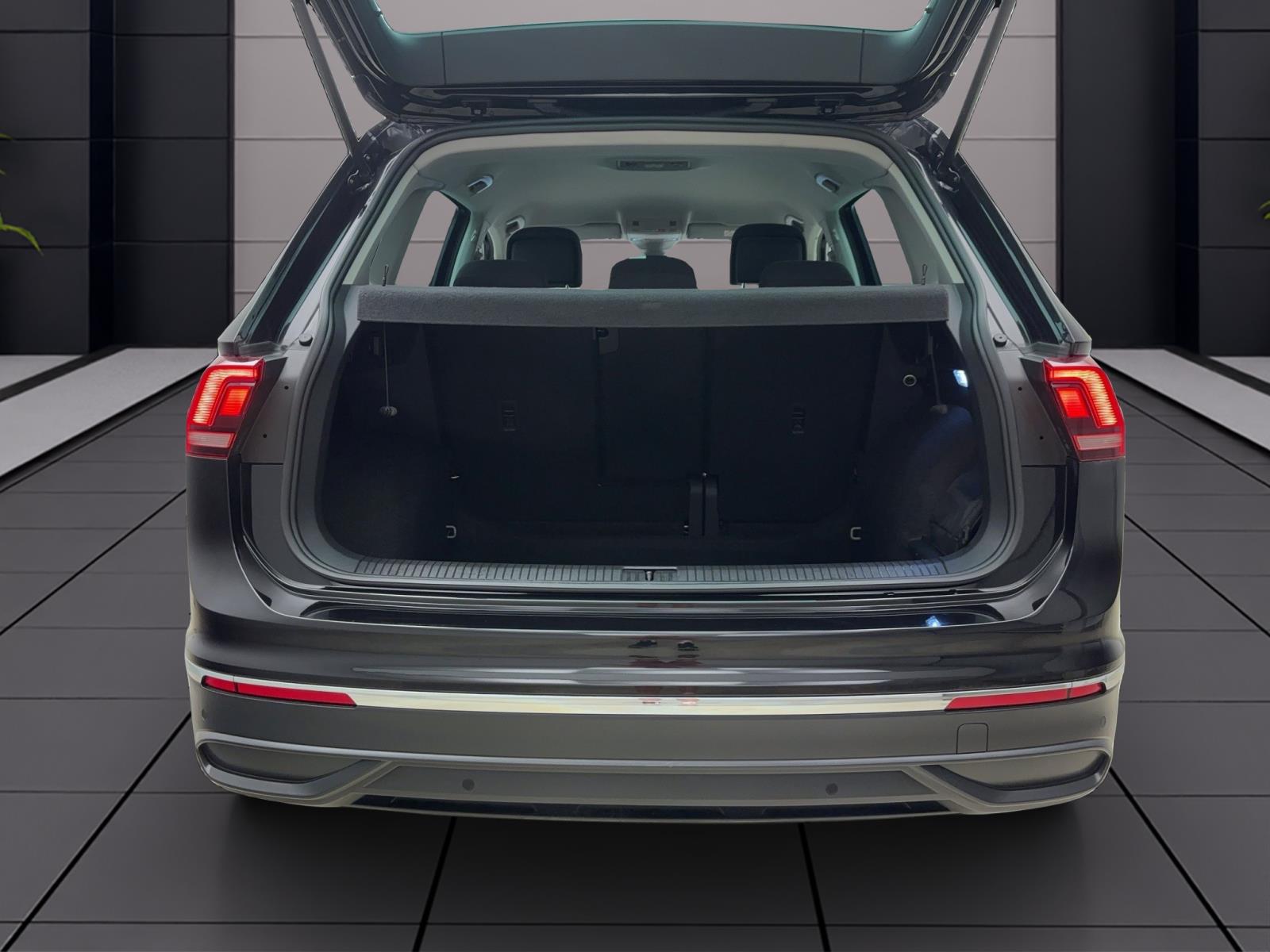 Volkswagen Tiguan 1.5 TSI Active Navi LED IQ.Drive RearView LaneAssist Sitzhzg