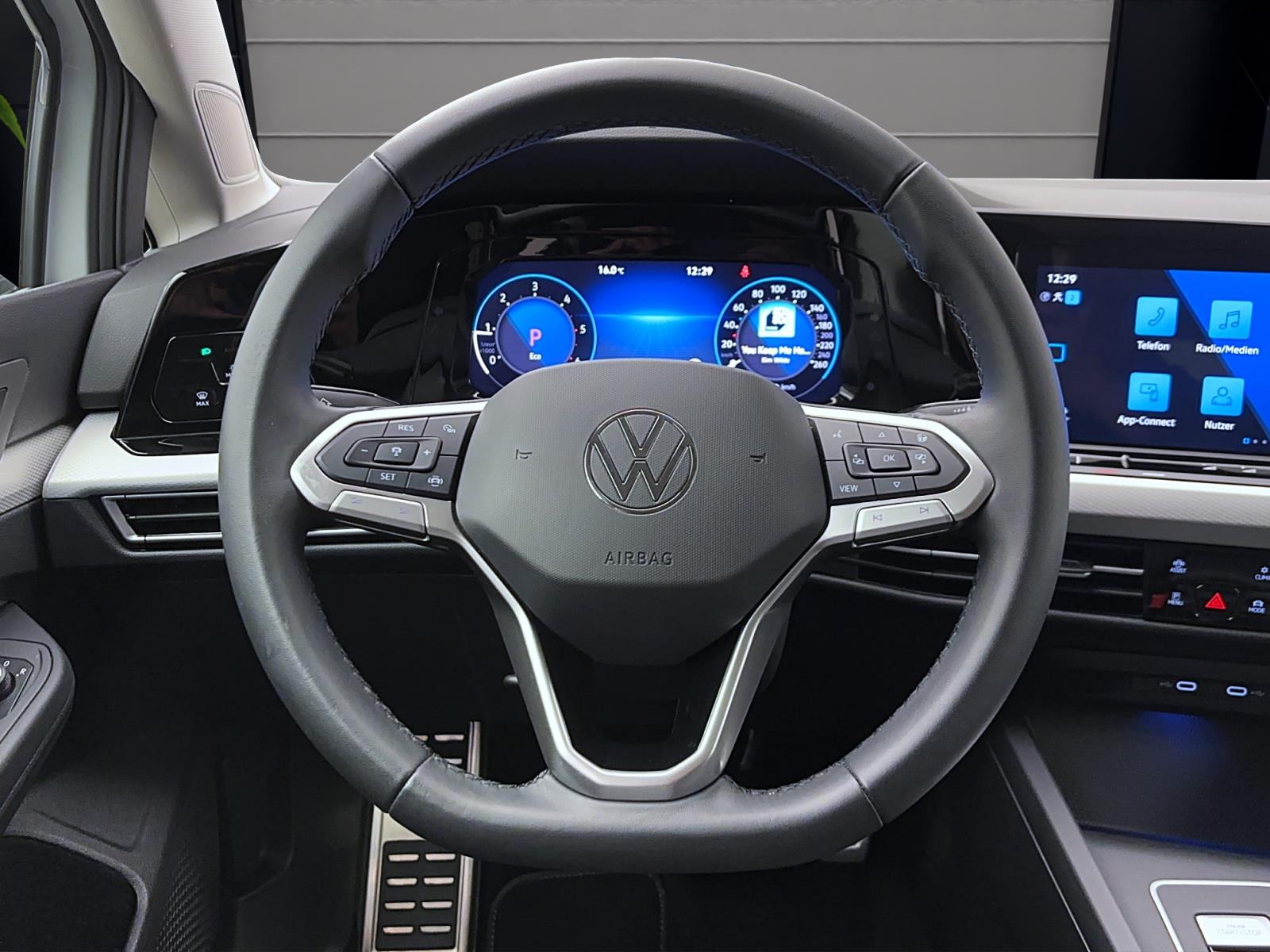 Volkswagen Golf 8 2.0 TDI DSG MoveNavi AHK LED RearView ACC Sitzhzg