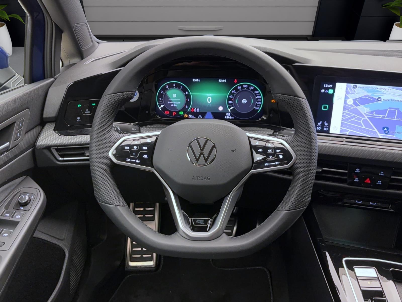Volkswagen Golf 8 1.5 eTSI DSG R-Line Navi LED ACC TravelAssist Sitzhzg
