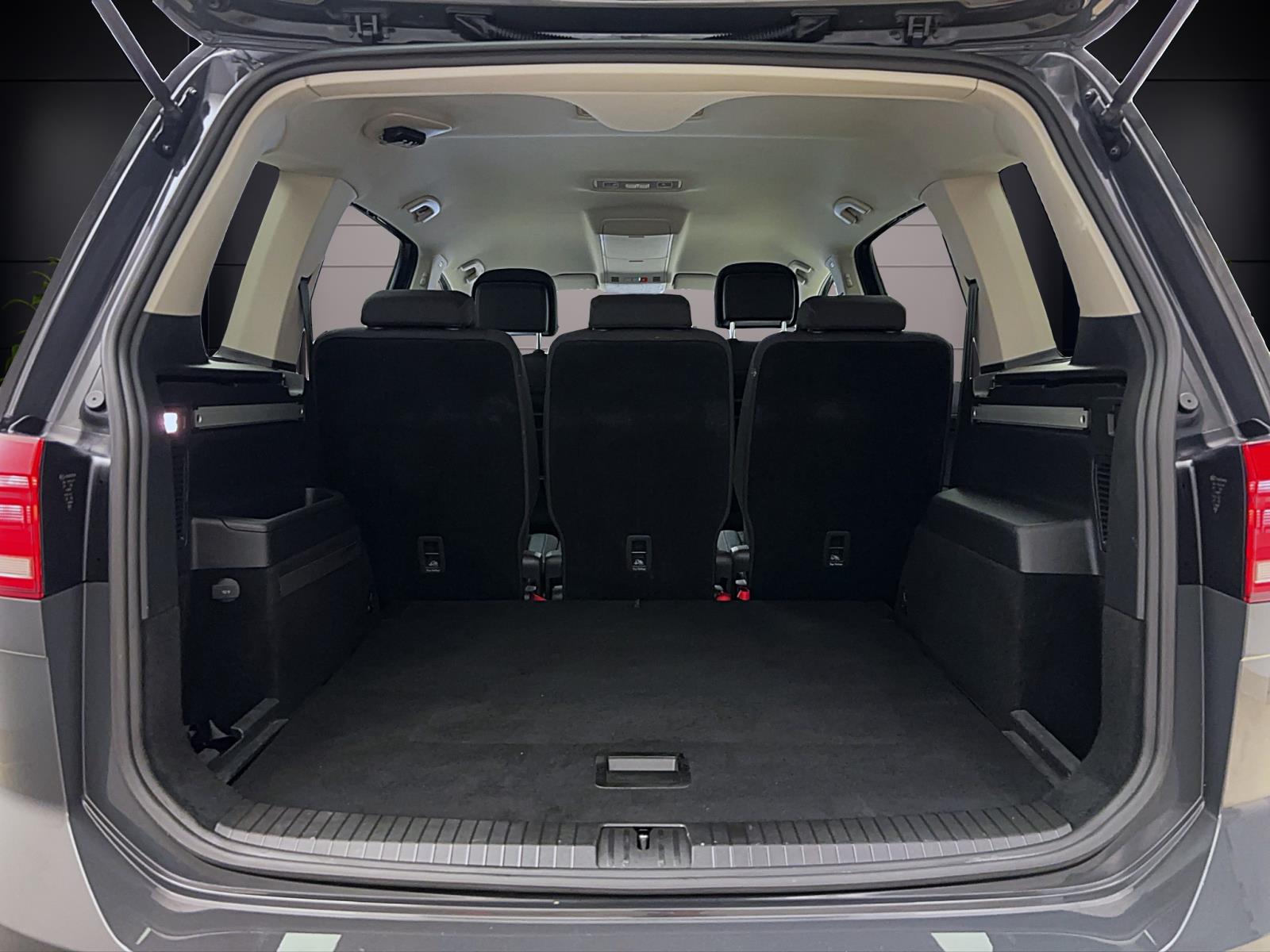 Volkswagen Touran 2.0 TDI DSG IQ.Drive Navi LED ACC ParkAssist Sitzhzg