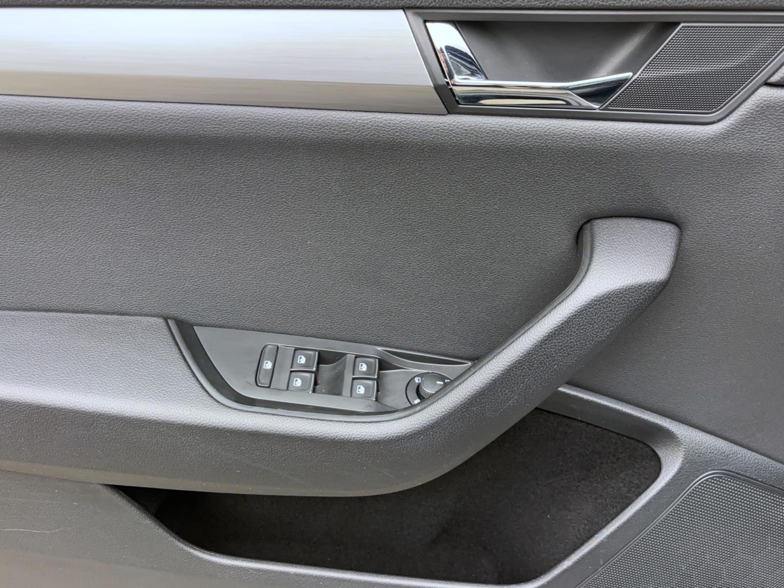 Skoda Superb Combi 2.0 TDI DSG Style 4x4 AHK ACC PDC BiXenon Navi Sitzhzg