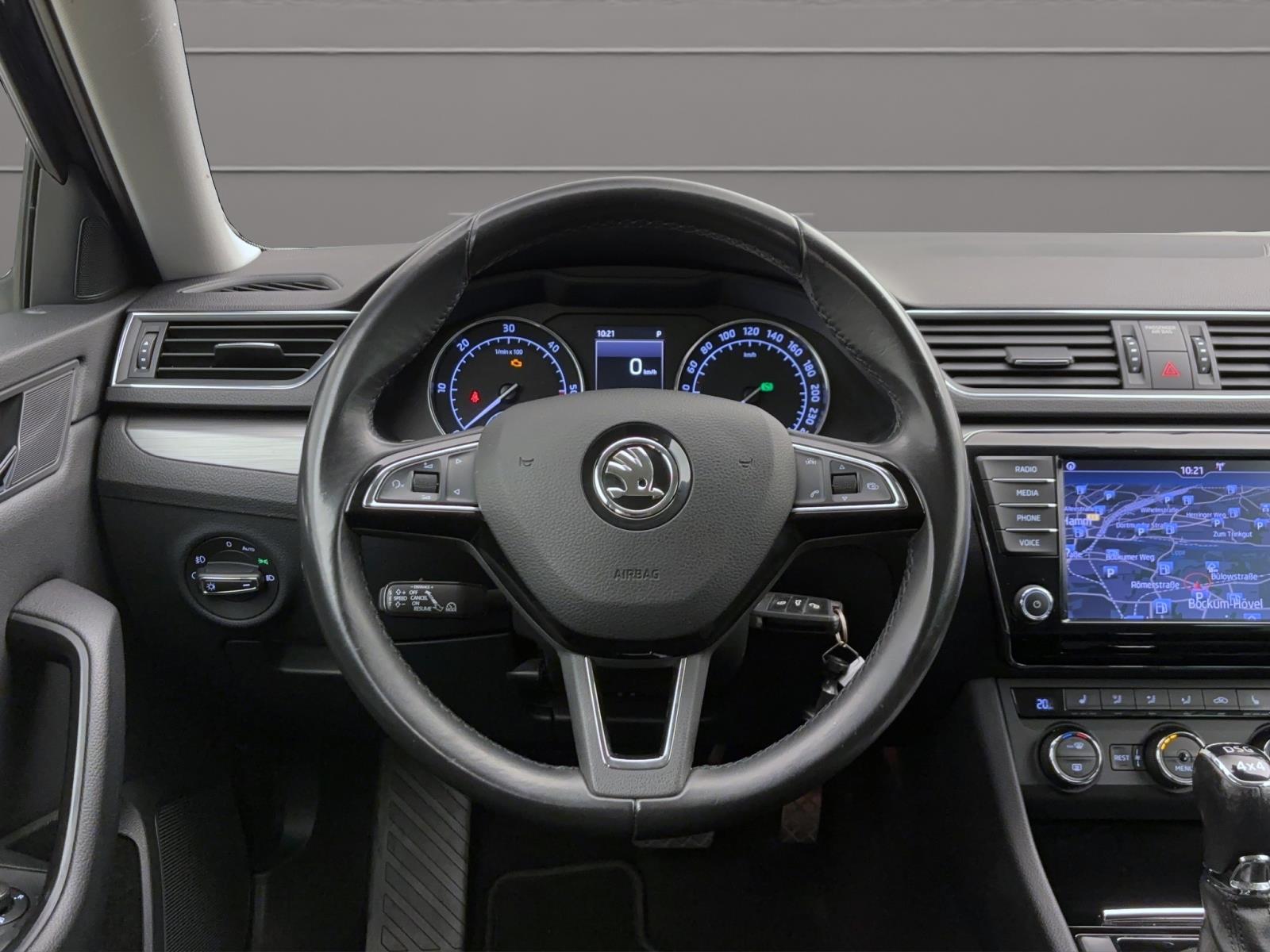 Skoda Superb Combi 2.0 TDI DSG Style 4x4 AHK ACC PDC BiXenon Navi Sitzhzg