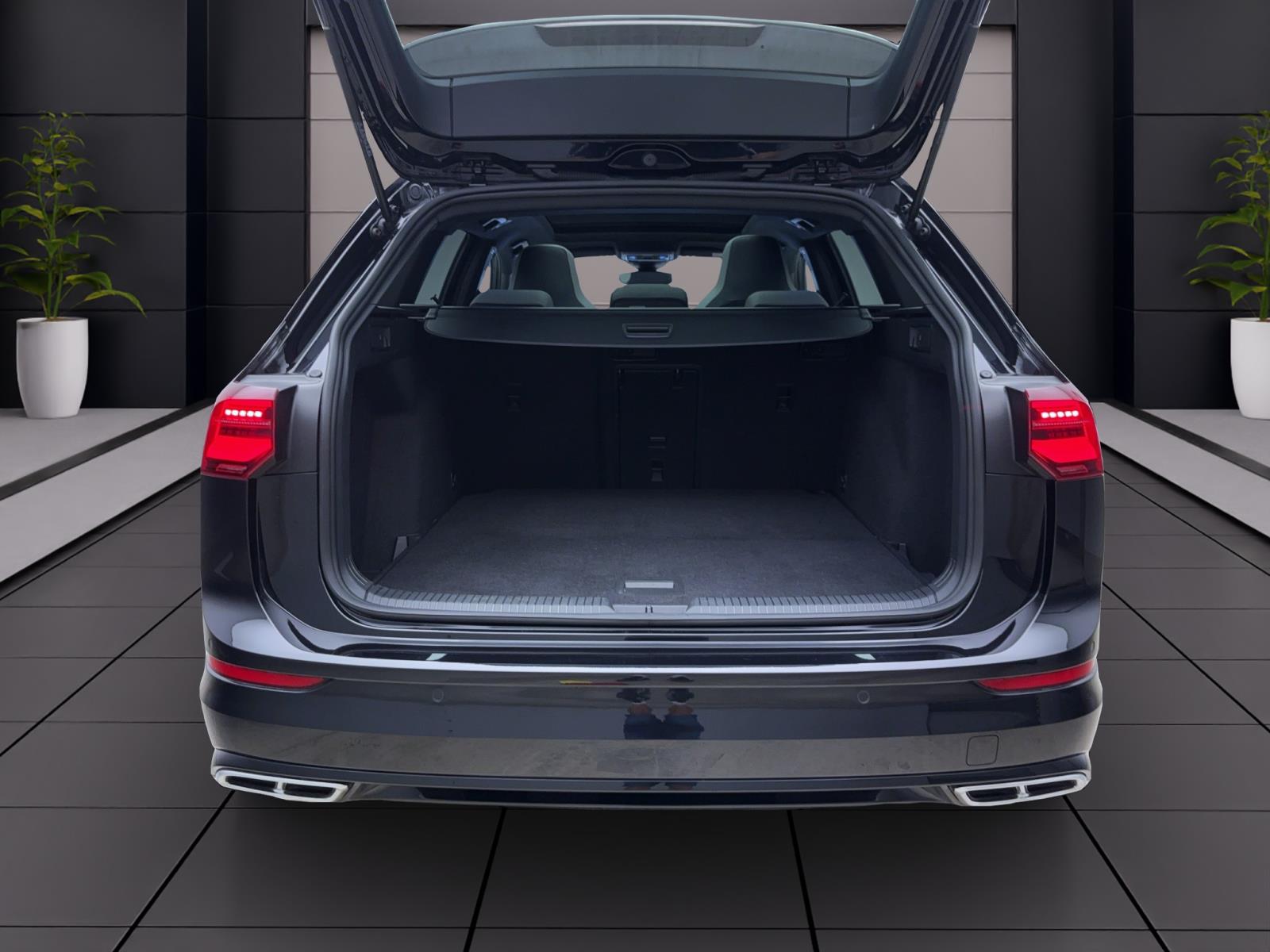 Volkswagen Golf Variant 8 2.0 TDI DSG R-LinePano IQ.Light Navi TravelAssist