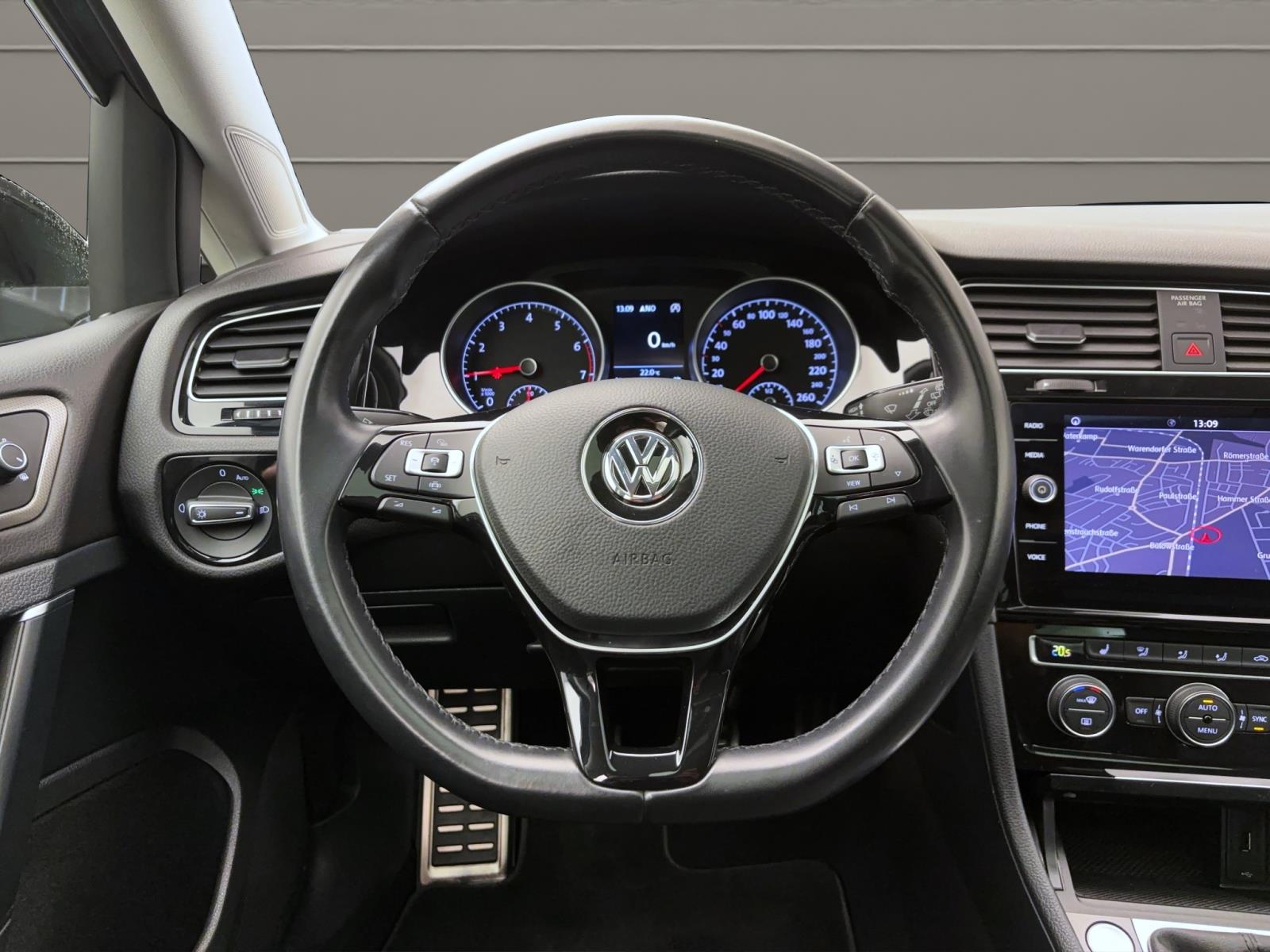 Volkswagen Golf 1.0 TSI IQ.DRIVE PANO NAVI BLINDSPOT SITZHZG