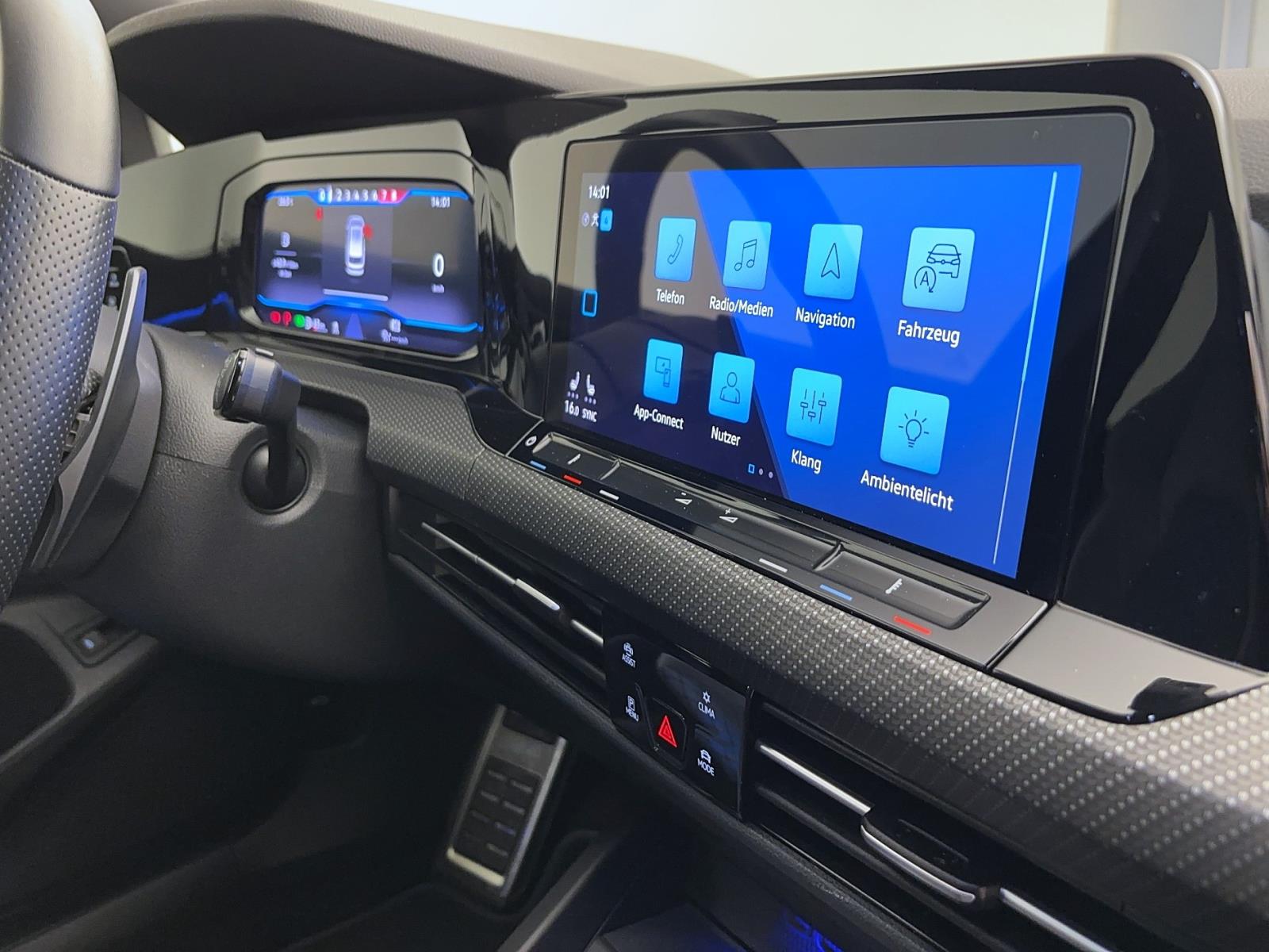 Volkswagen Golf Variant 8 2.0 TSI DSG R Black Style 4Motion ACC ParkAssist Kamera IQ.Light Sitzhzg