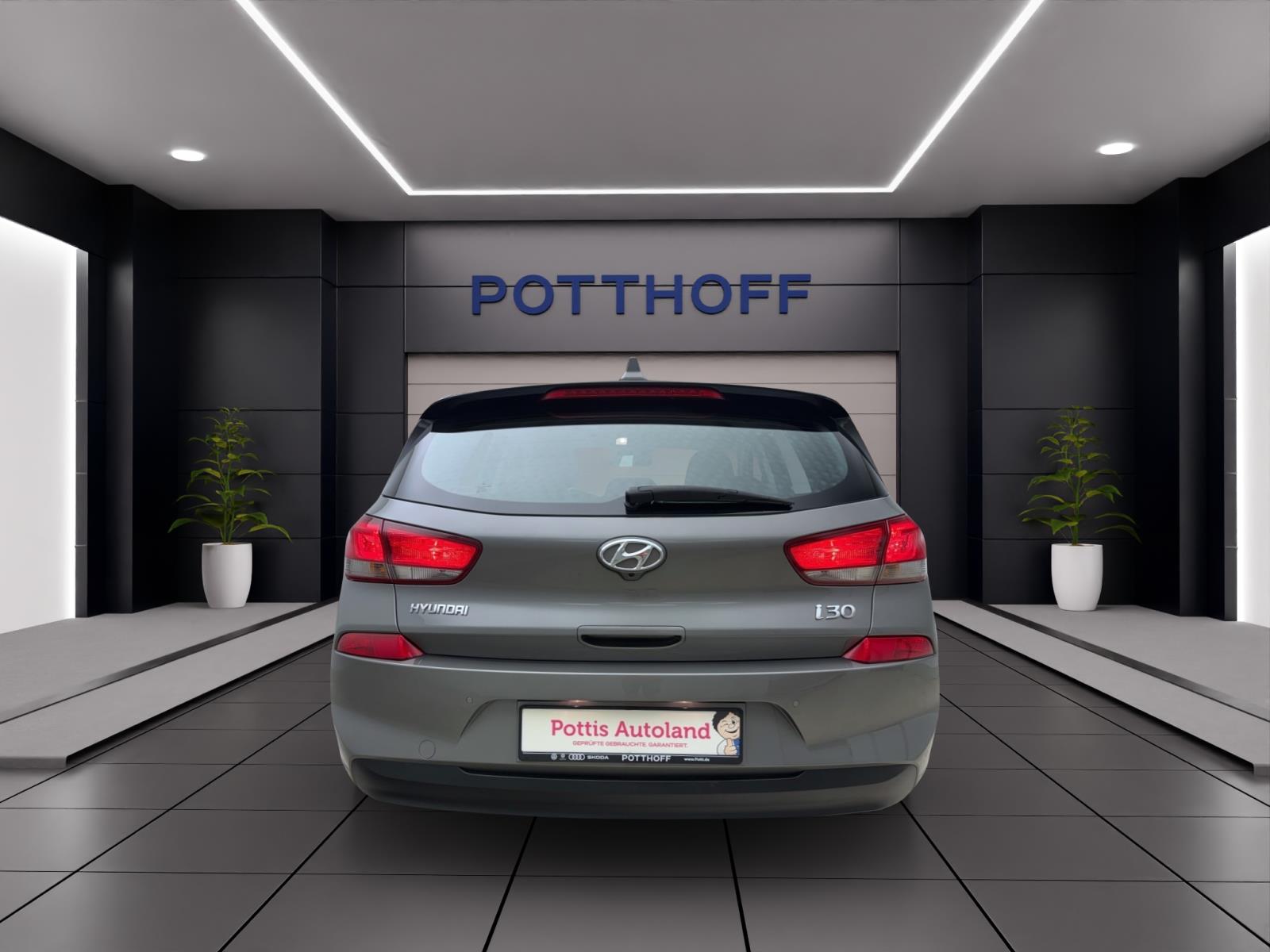 Hyundai i30 1.4 SelectPDC Kamera Navi Sitzhzg Tempo