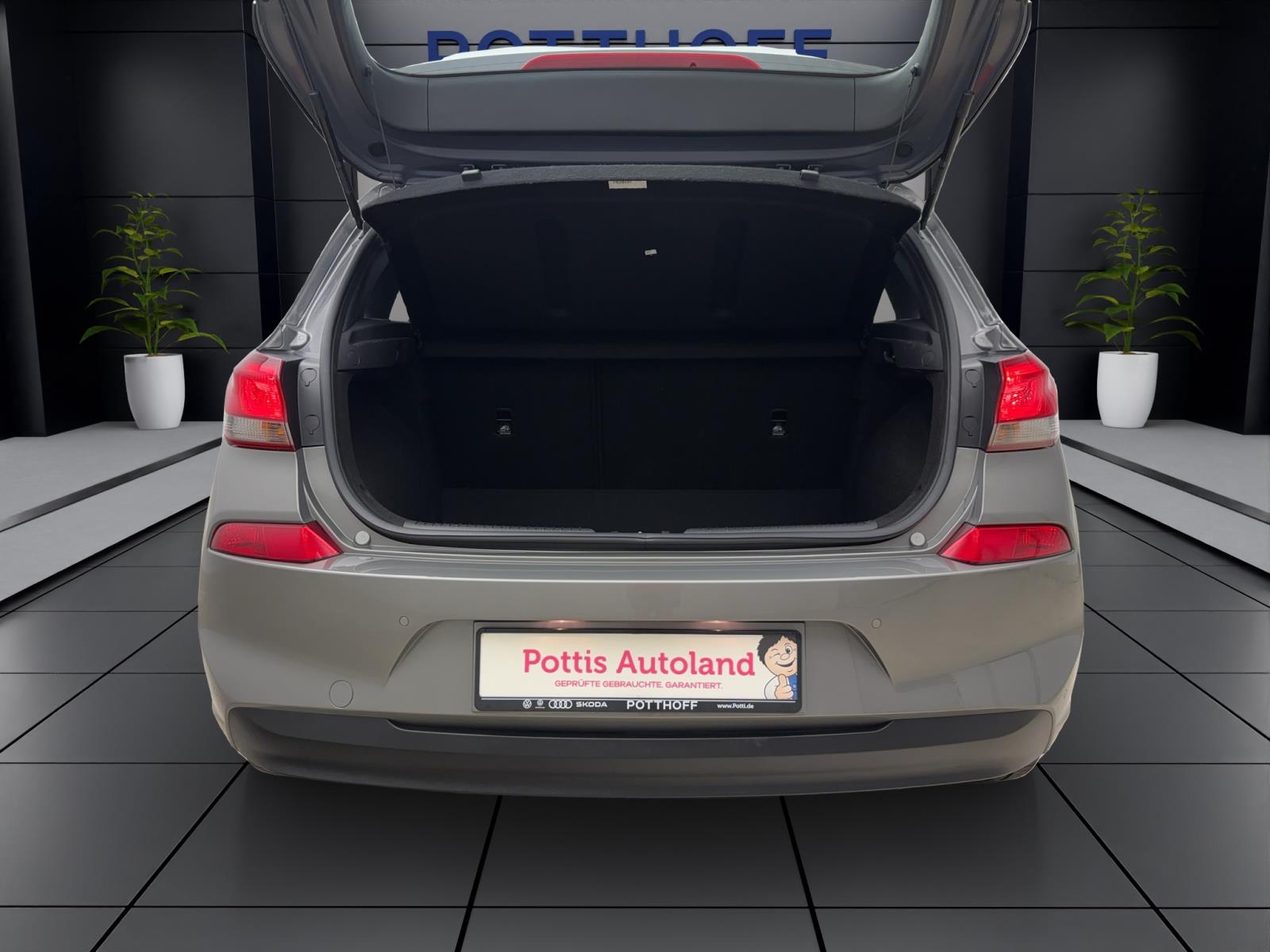 Hyundai i30 1.4 SelectPDC Kamera Navi Sitzhzg Tempo