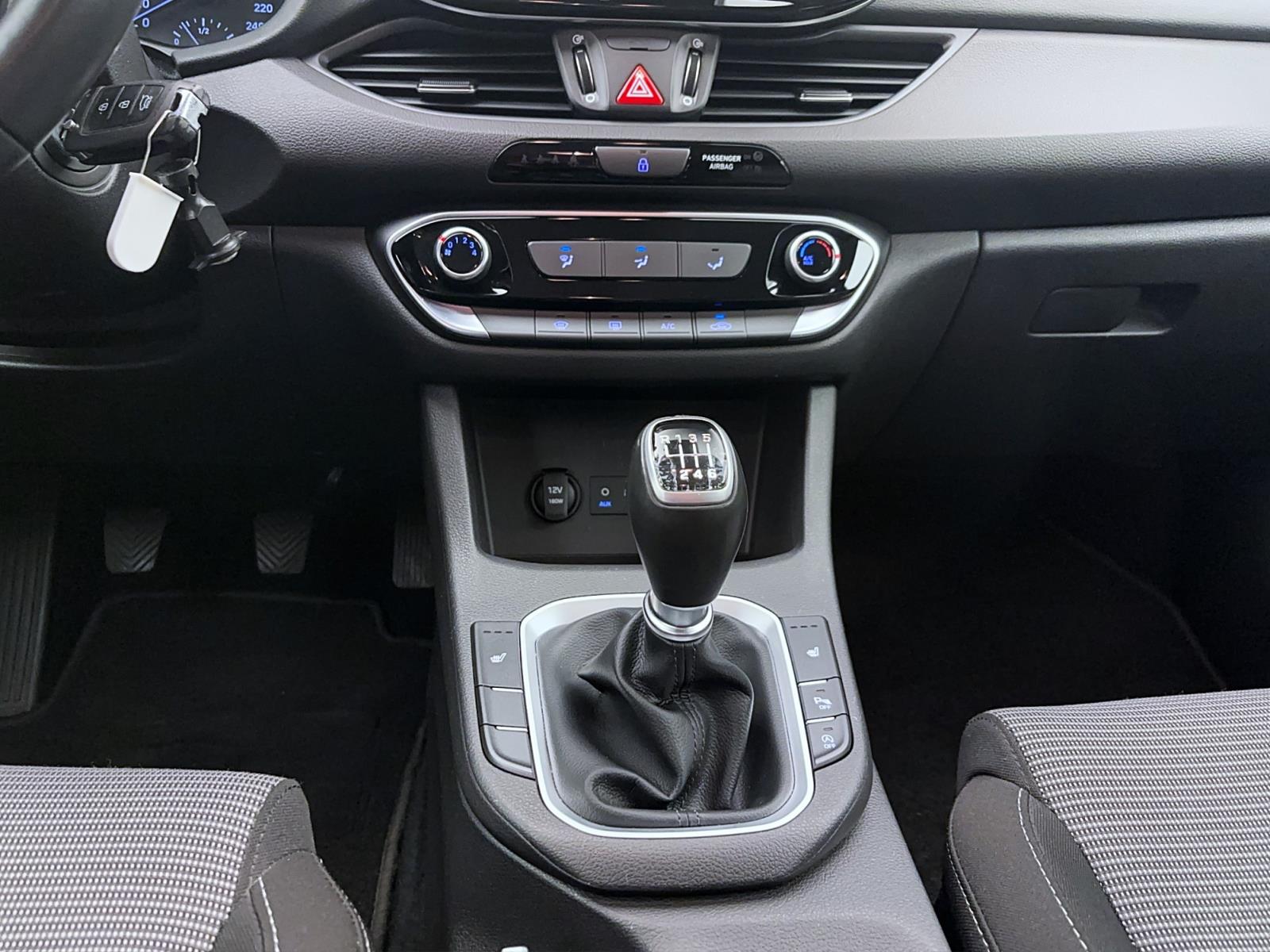 Hyundai i30 1.4 SelectPDC Kamera Navi Sitzhzg Tempo