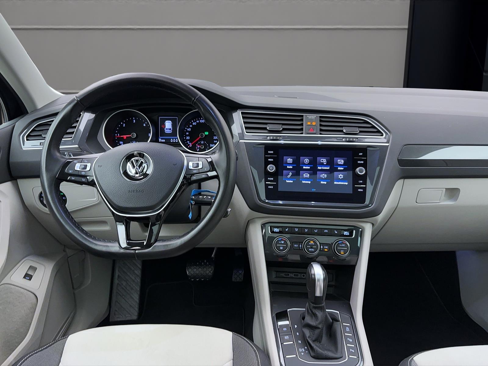 Volkswagen Tiguan 2.0 TDI DSG HighlineAHK Pano ACC LED Sitzhzg