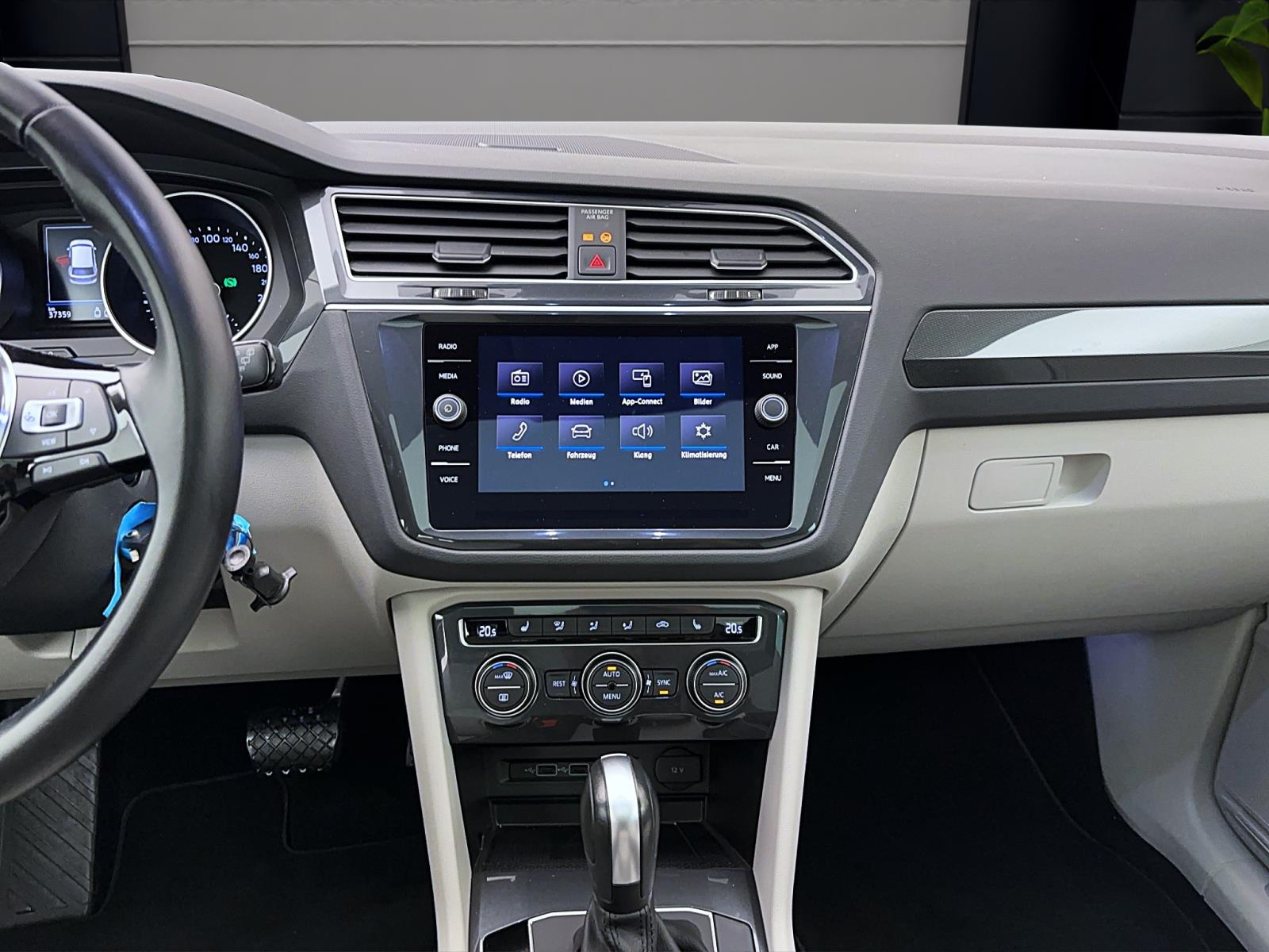 Volkswagen Tiguan 2.0 TDI DSG HighlineAHK Pano ACC LED Sitzhzg