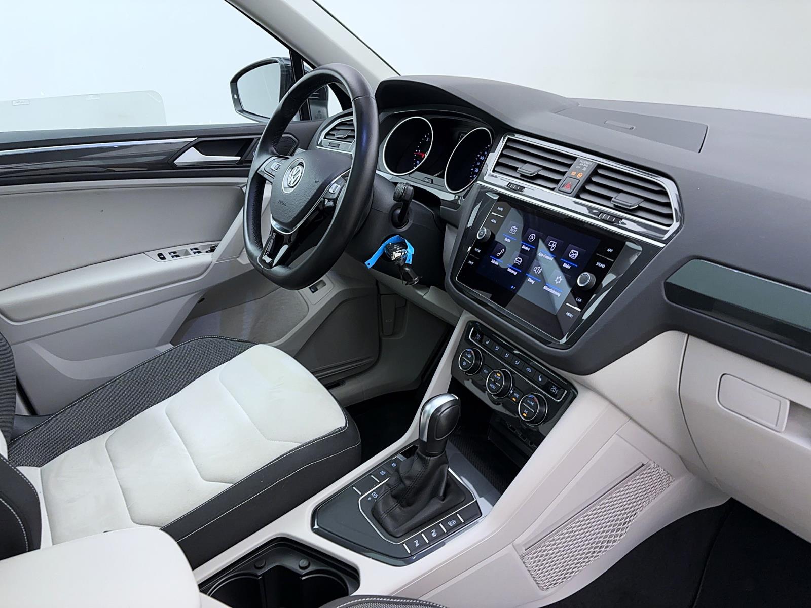 Volkswagen Tiguan 2.0 TDI DSG HighlineAHK Pano ACC LED Sitzhzg